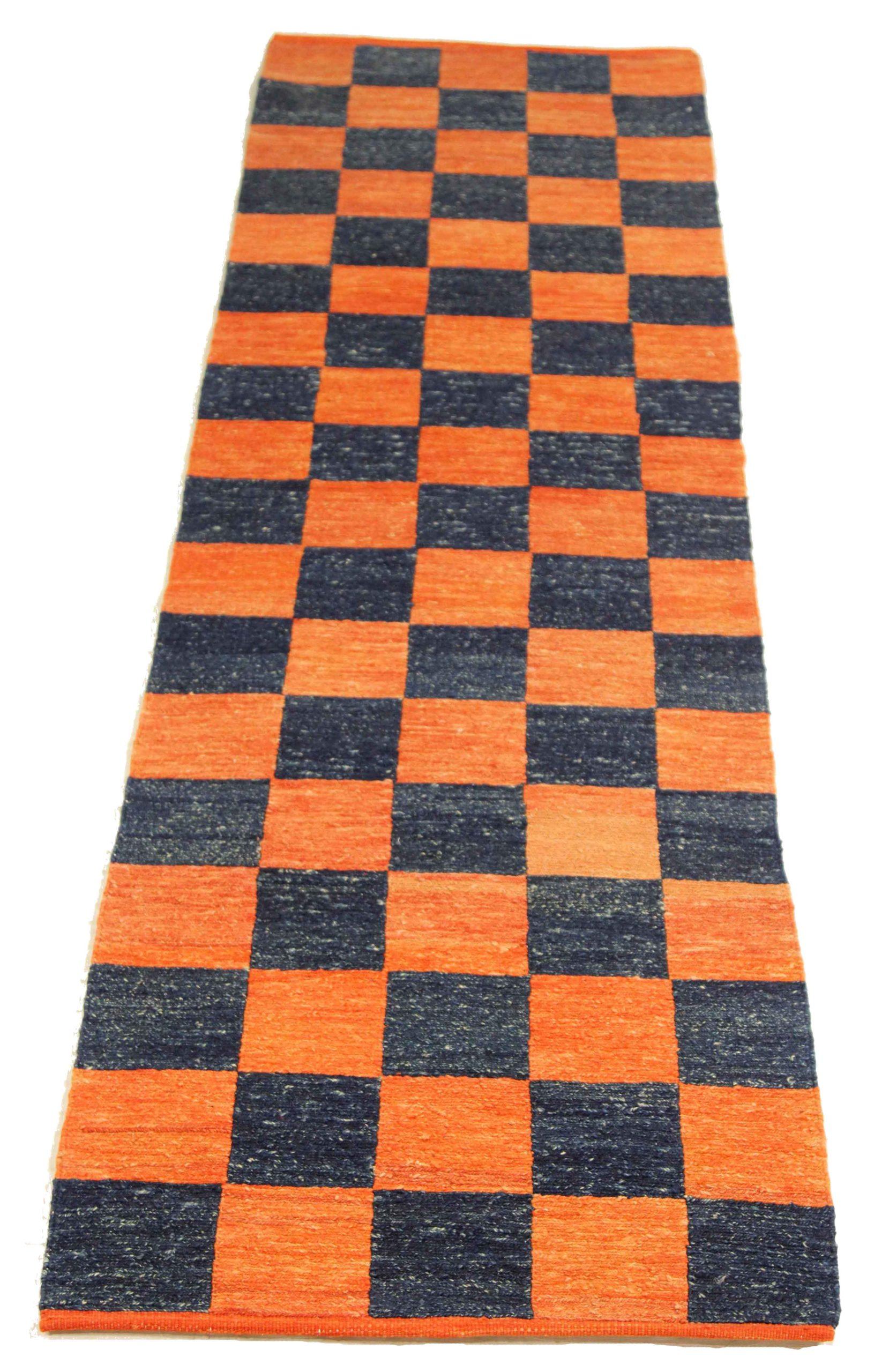 Entdecken Sie die Eleganz dieses einzigartigen Flachgewebes mit Läufer aus der Zeit um 1990. Dieses exklusive Design, das mit viel Liebe zum Detail entworfen wurde, ist perfekt, um Ihren Raum zu verschönern.