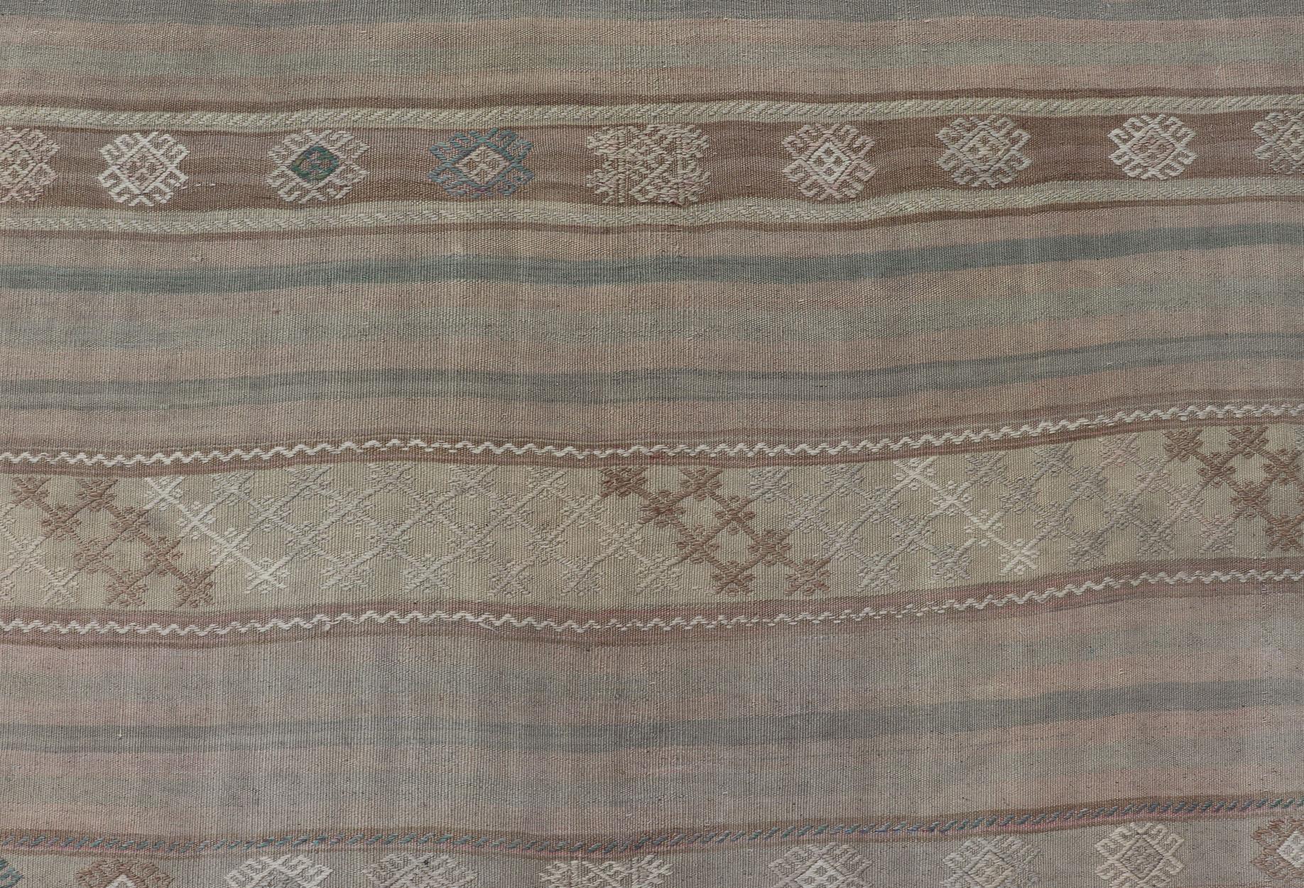 Flat-Weave Turkish Kilim with Embroideries in Earthy Tones and Hints of Pink For Sale 4