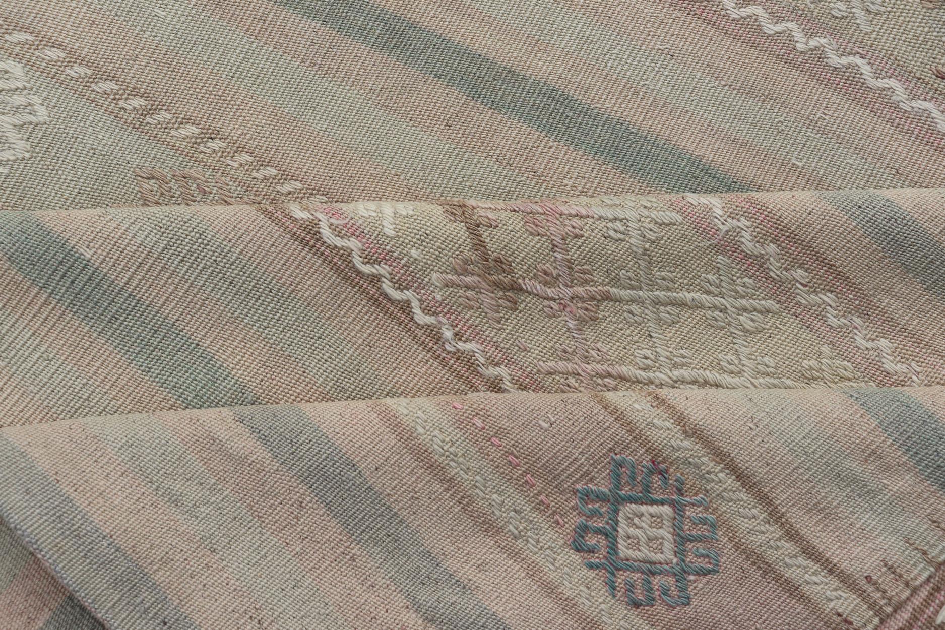 Flat-Weave Turkish Kilim with Embroideries in Earthy Tones and Hints of Pink For Sale 5