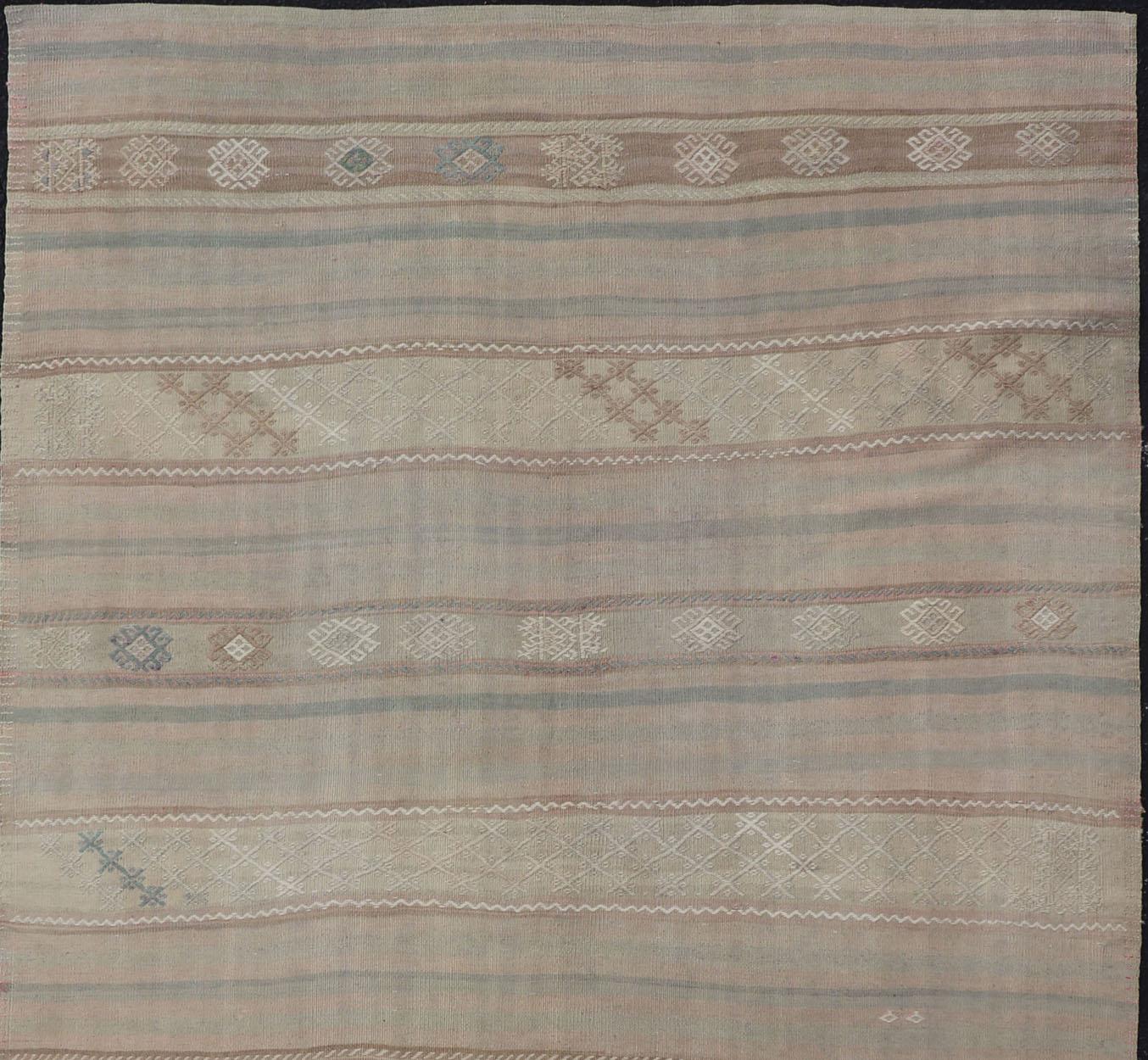 Flat-Weave Turkish Kilim with Embroideries in Earthy Tones and Hints of Pink In Good Condition For Sale In Atlanta, GA