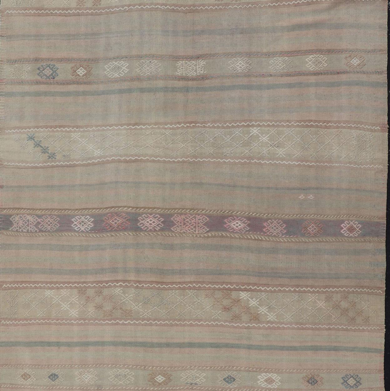 20th Century Flat-Weave Turkish Kilim with Embroideries in Earthy Tones and Hints of Pink For Sale