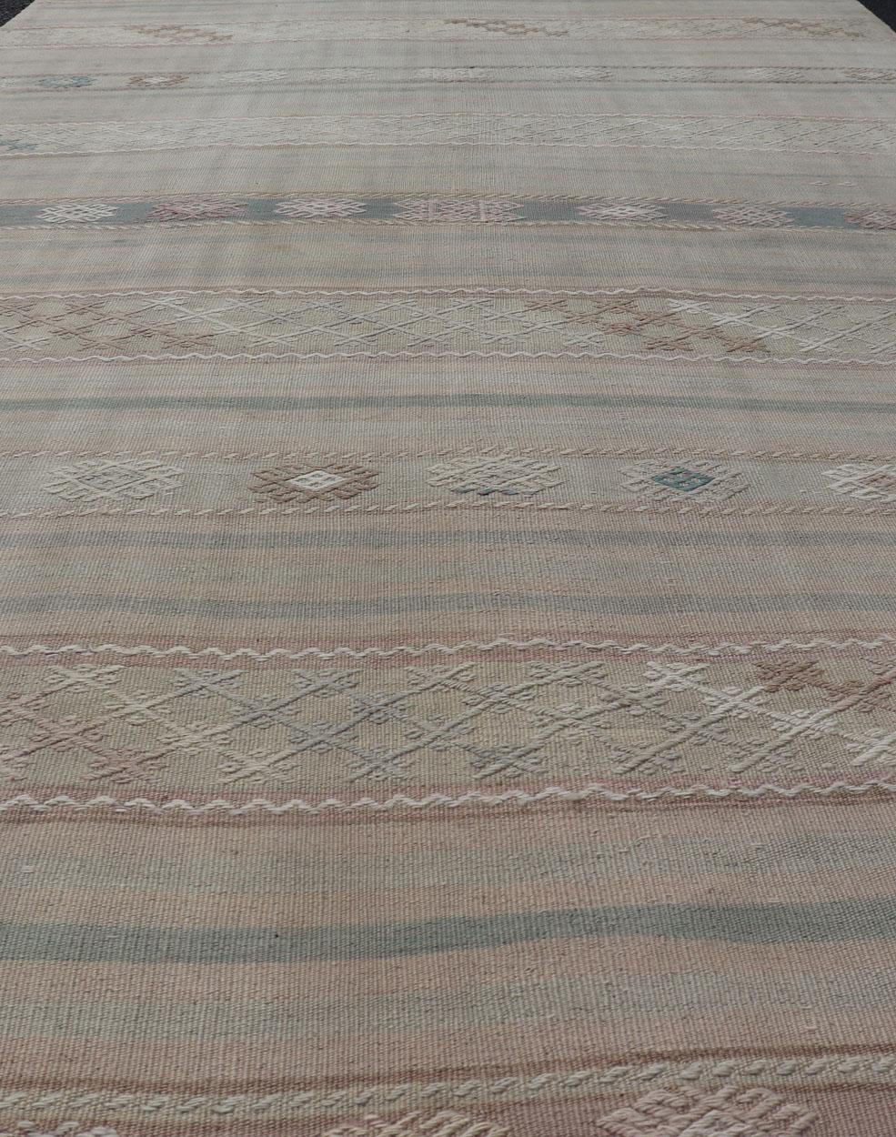 Flat-Weave Turkish Kilim with Embroideries in Earthy Tones and Hints of Pink For Sale 2