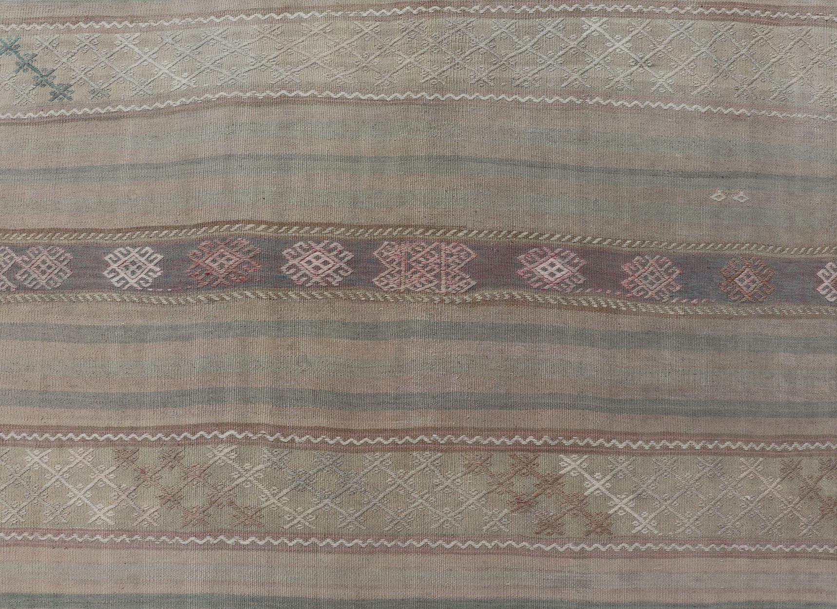 Flat-Weave Turkish Kilim with Embroideries in Earthy Tones and Hints of Pink For Sale 3