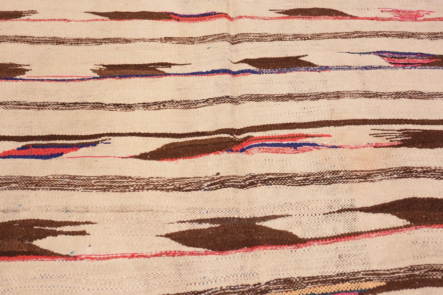Tappeto tribale nordafricano vintage a tessitura piatta Rug & Kilim, paese d'origine: Marocco, circa metà del XX secolo. Dimensioni: 4 ft 1 in x 8 ft 8 in (1,24 m x 2,64 m). 

