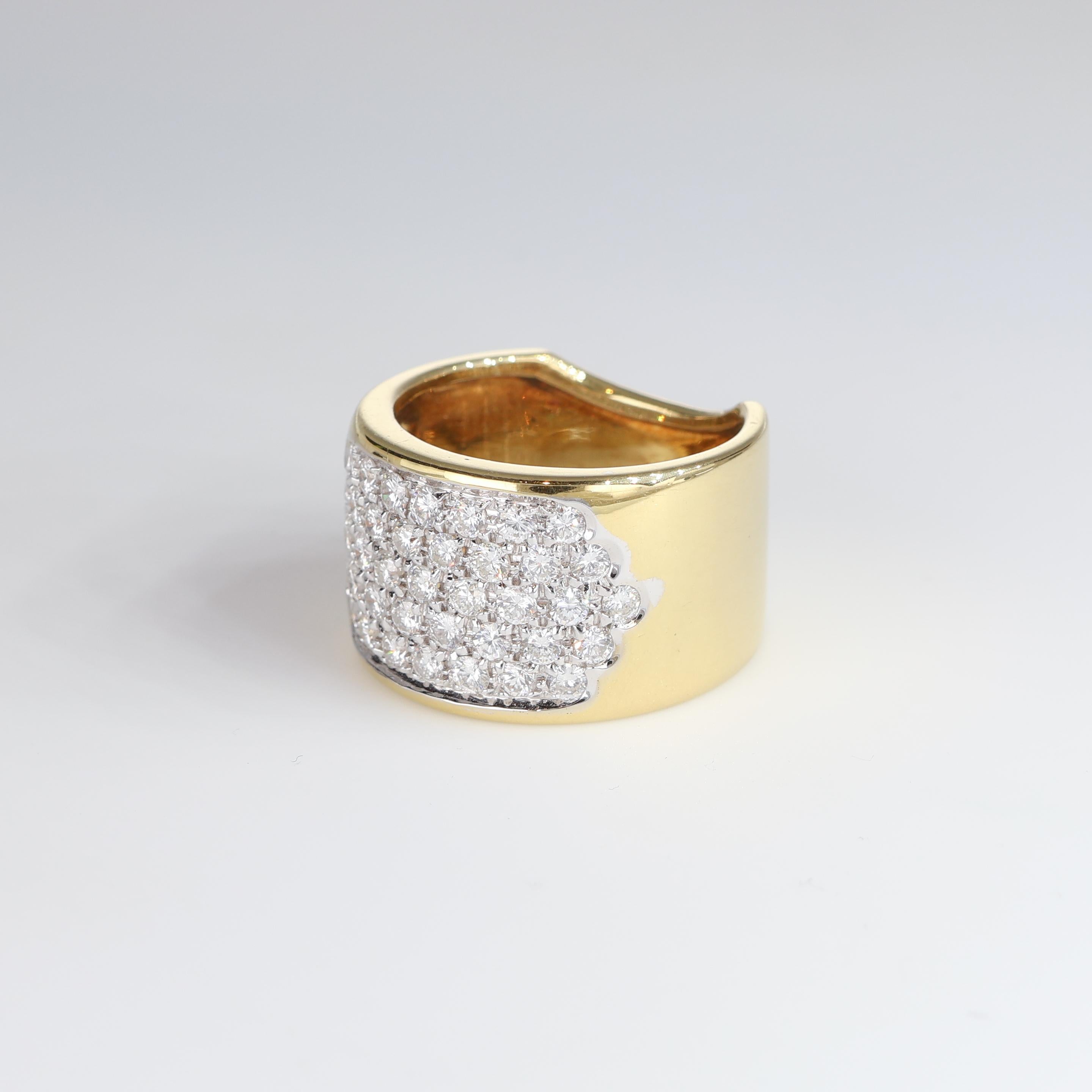 Brilliant Cut Flat Yellow Gold Band Ring with Central Pavé, White Diamonds 1.19 Carats For Sale
