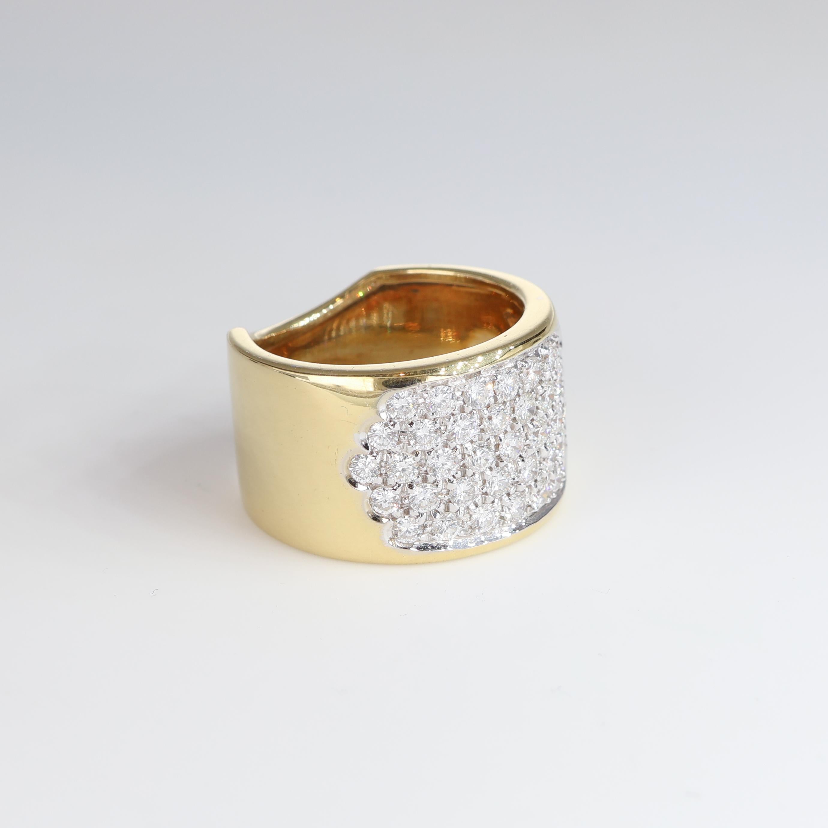 Flat Yellow Gold Band Ring with Central Pavé, White Diamonds 1.19 Carats In New Condition For Sale In Bergamo, BG
