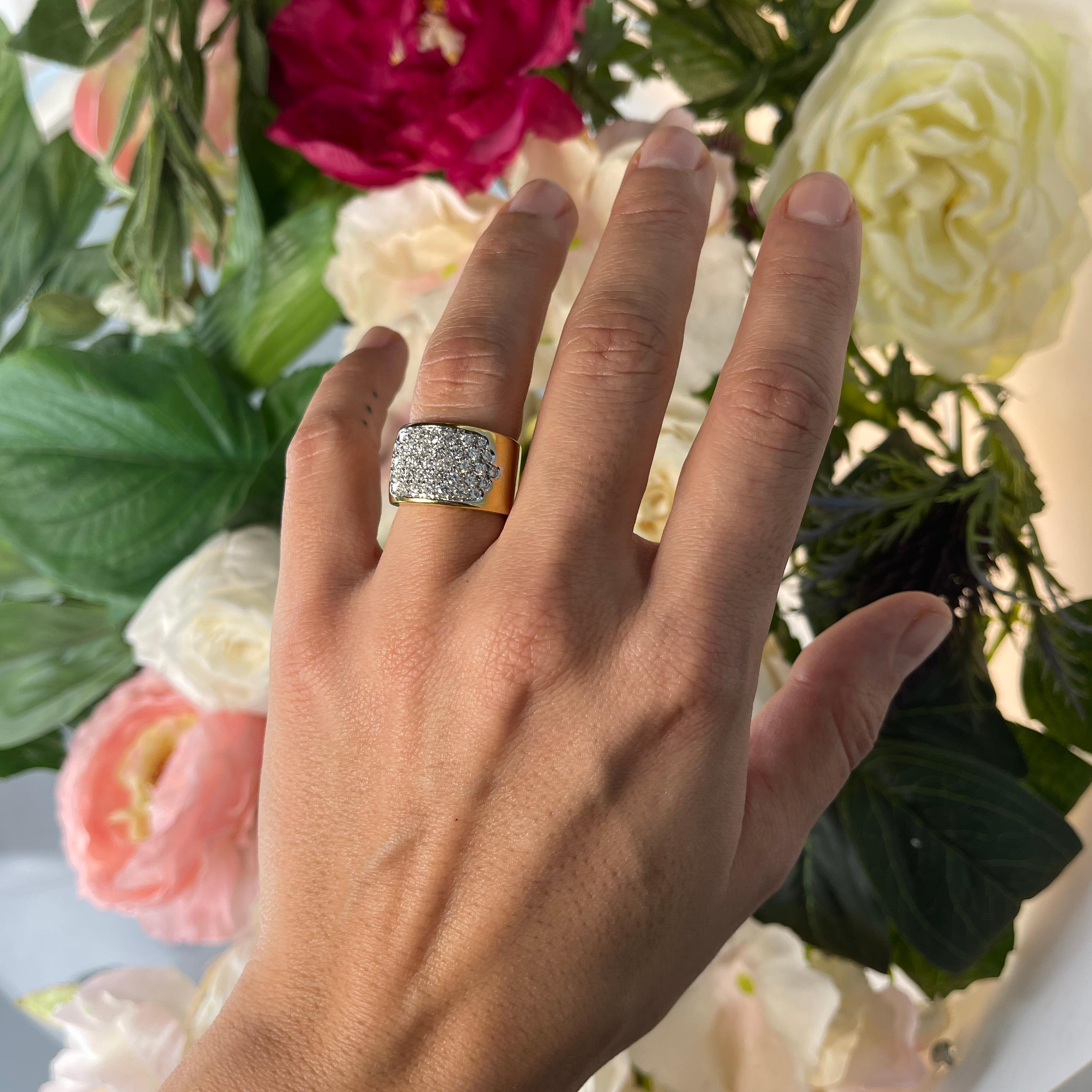 Flat Yellow Gold Band Ring with Central Pavé, White Diamonds 1.19 Carats For Sale 1