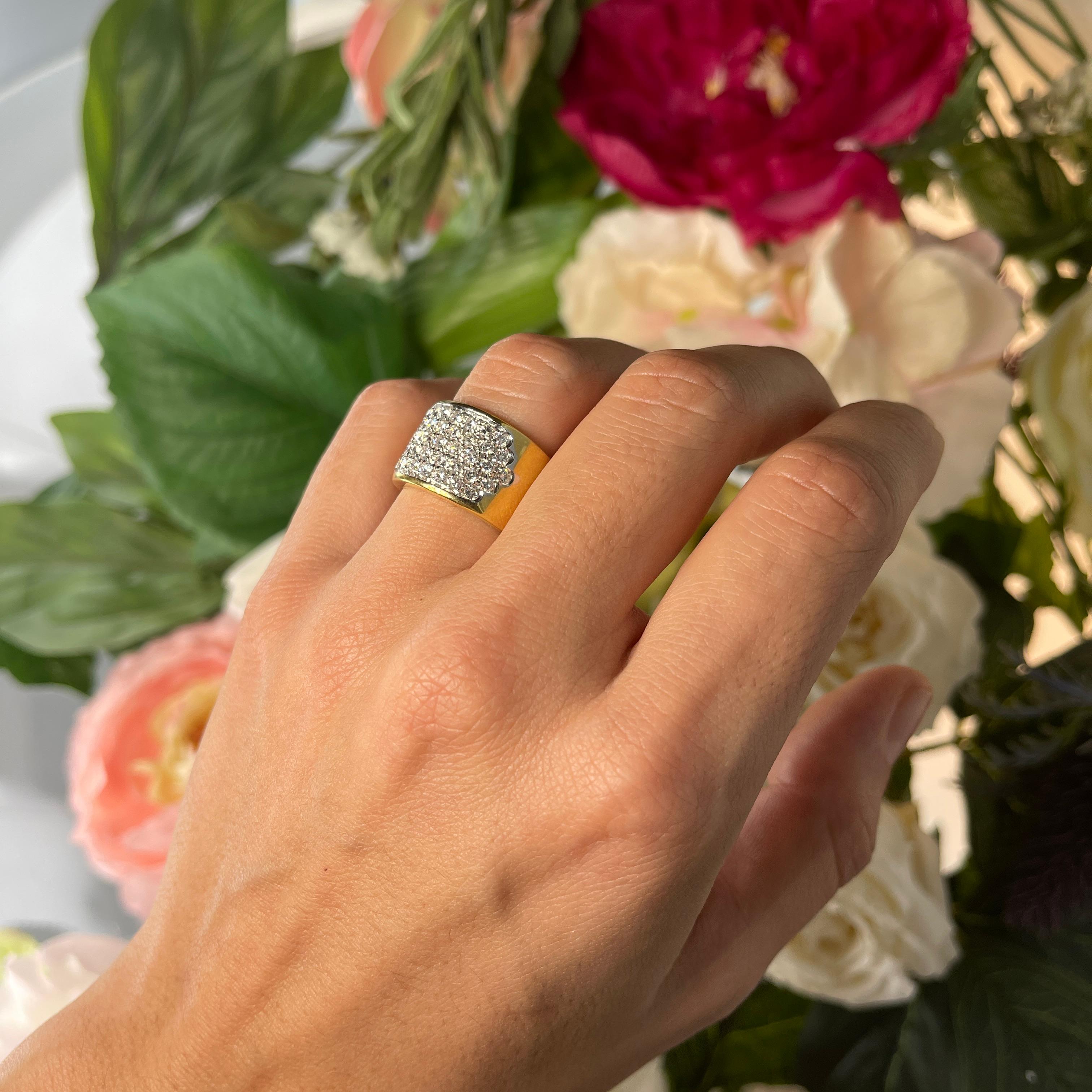 Flat Yellow Gold Band Ring with Central Pavé, White Diamonds 1.19 Carats For Sale 2