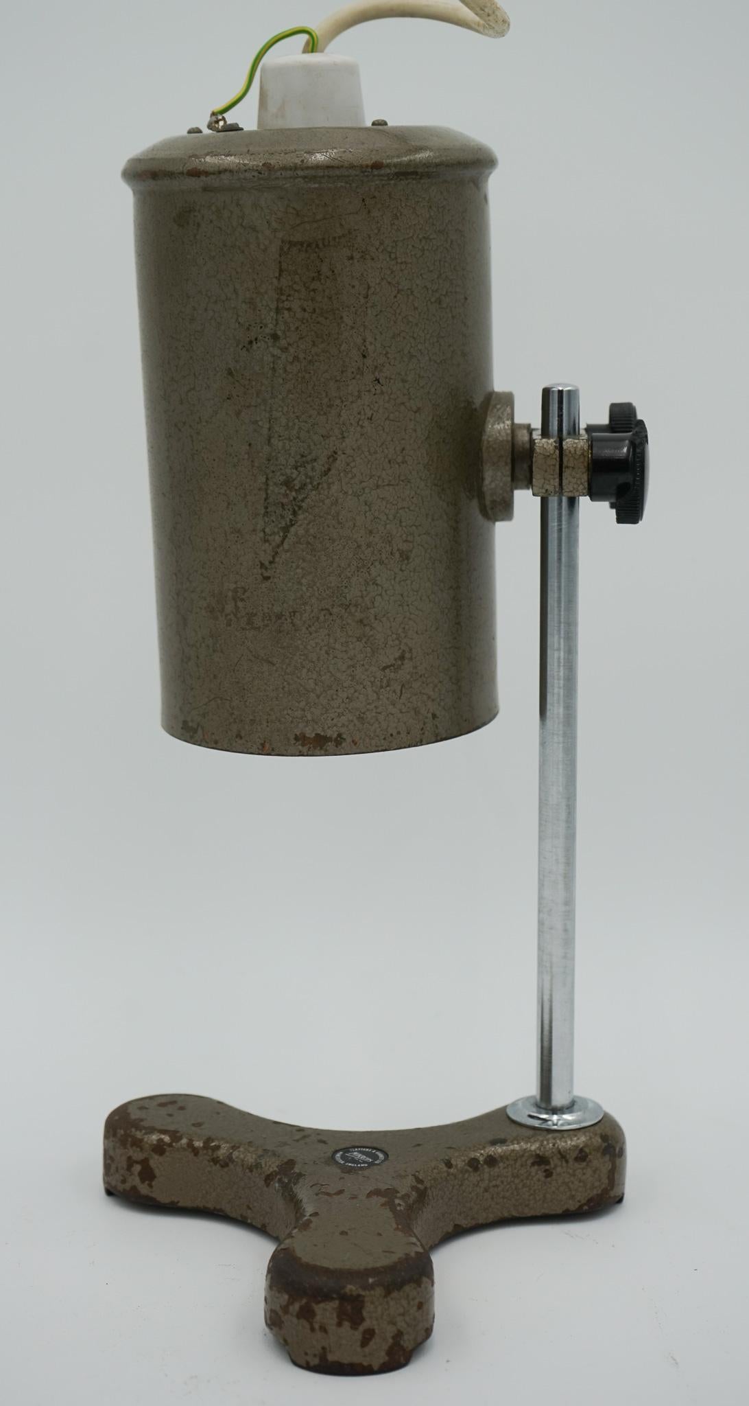FLATTERS & GARNETT SALVAGED LABORATORY SCHOOL TABLE LAMP ADJUSTABLE LiGHT 004 For Sale 4
