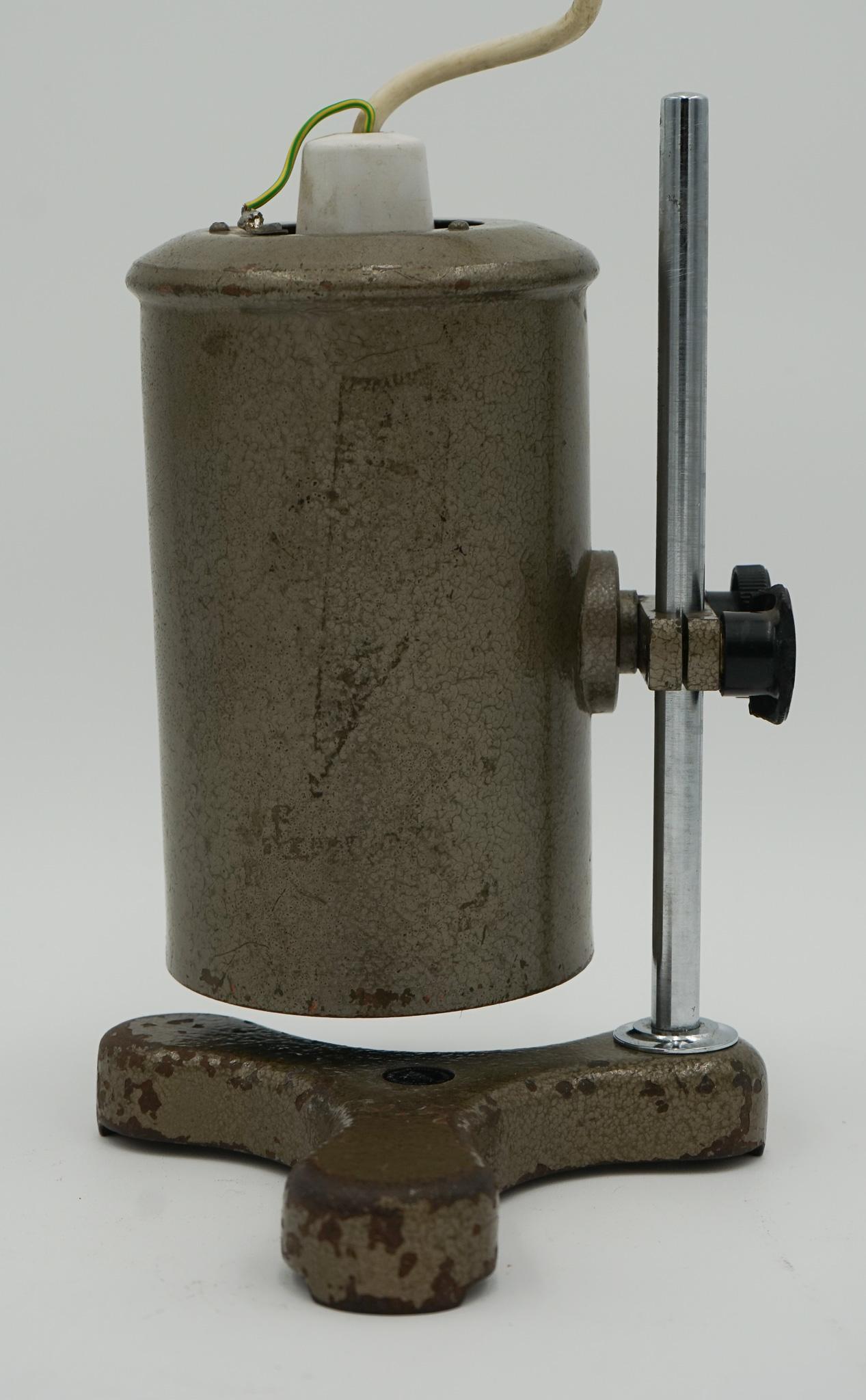 FLATTERS & GARNETT SALVAGED LABORATORY SCHOOL TABLE LAMP ADJUSTABLE LiGHT 004 For Sale 5