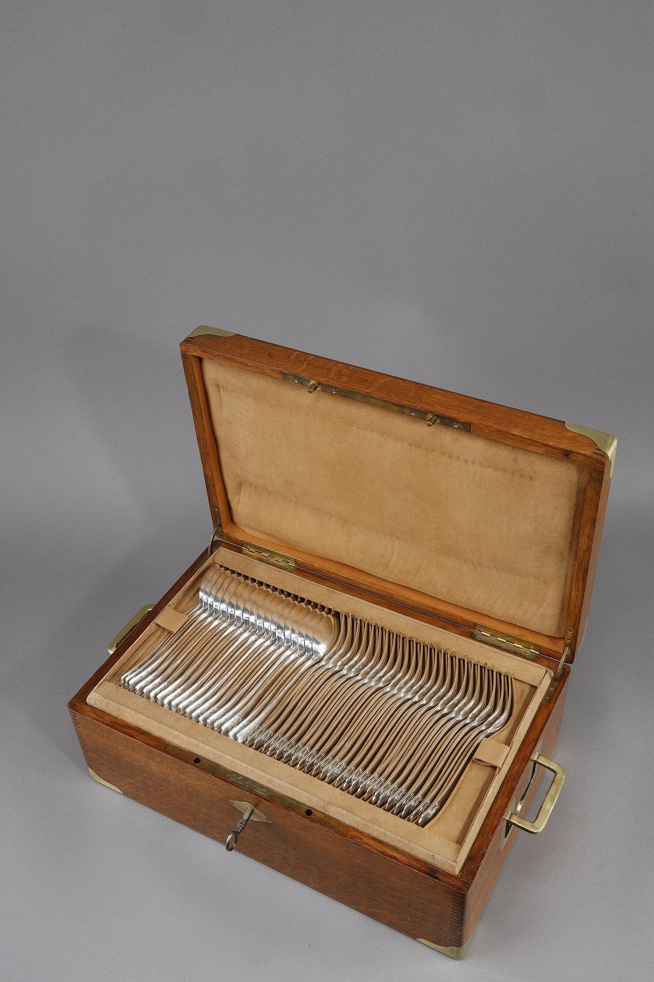 Posate in argento in una cassa di Oak con piatti in ottone - Alfonse Debain Orafo a Parigi Successore di Philippe Berthier 79, rue du Temple, Parigi. Medaglia d'oro all'Esposizione Universale di Parigi del 1889.

1° vassoio: 24 forchette grandi e 24