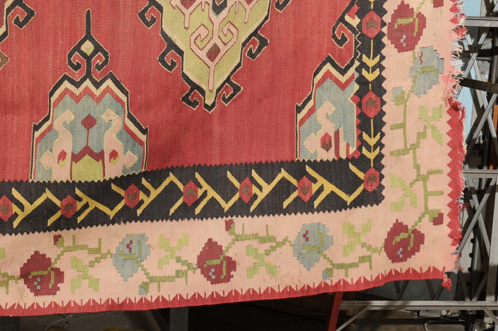 Tappeto a tessitura piatta in rosso, marrone e nero con bordo floreale in vendita 3