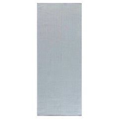 Tapis de passage contemporain « Ribella » à tissage plat, couleur gris clair uni, par Doris Leslie Blau