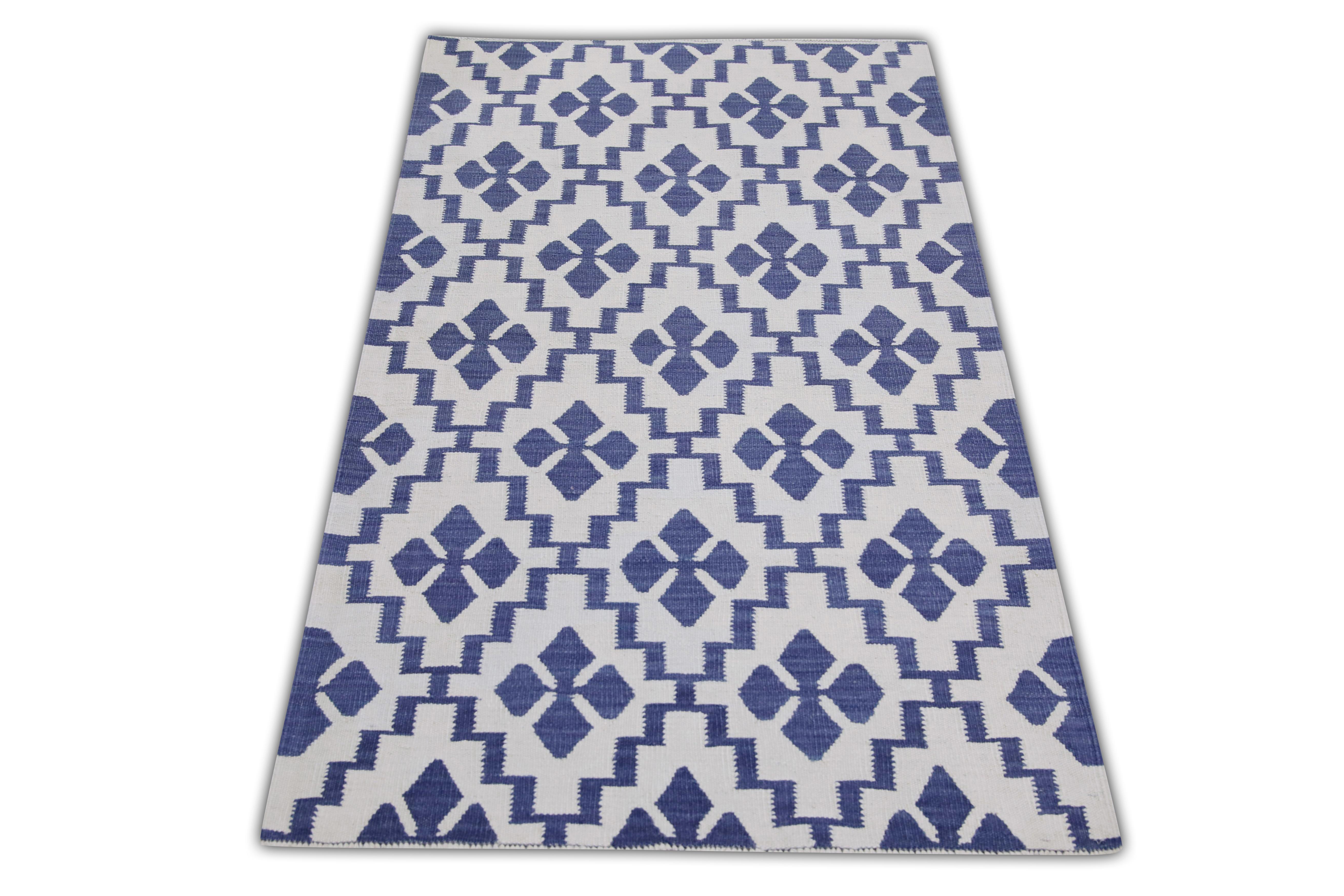 Questo squisito tappeto kilim turco a trama piatta è uno straordinario capolavoro di artigianato tradizionale. Ogni tappeto è meticolosamente tessuto a mano da abili artigiani che utilizzano tecniche secolari tramandate da generazioni. L'intricato