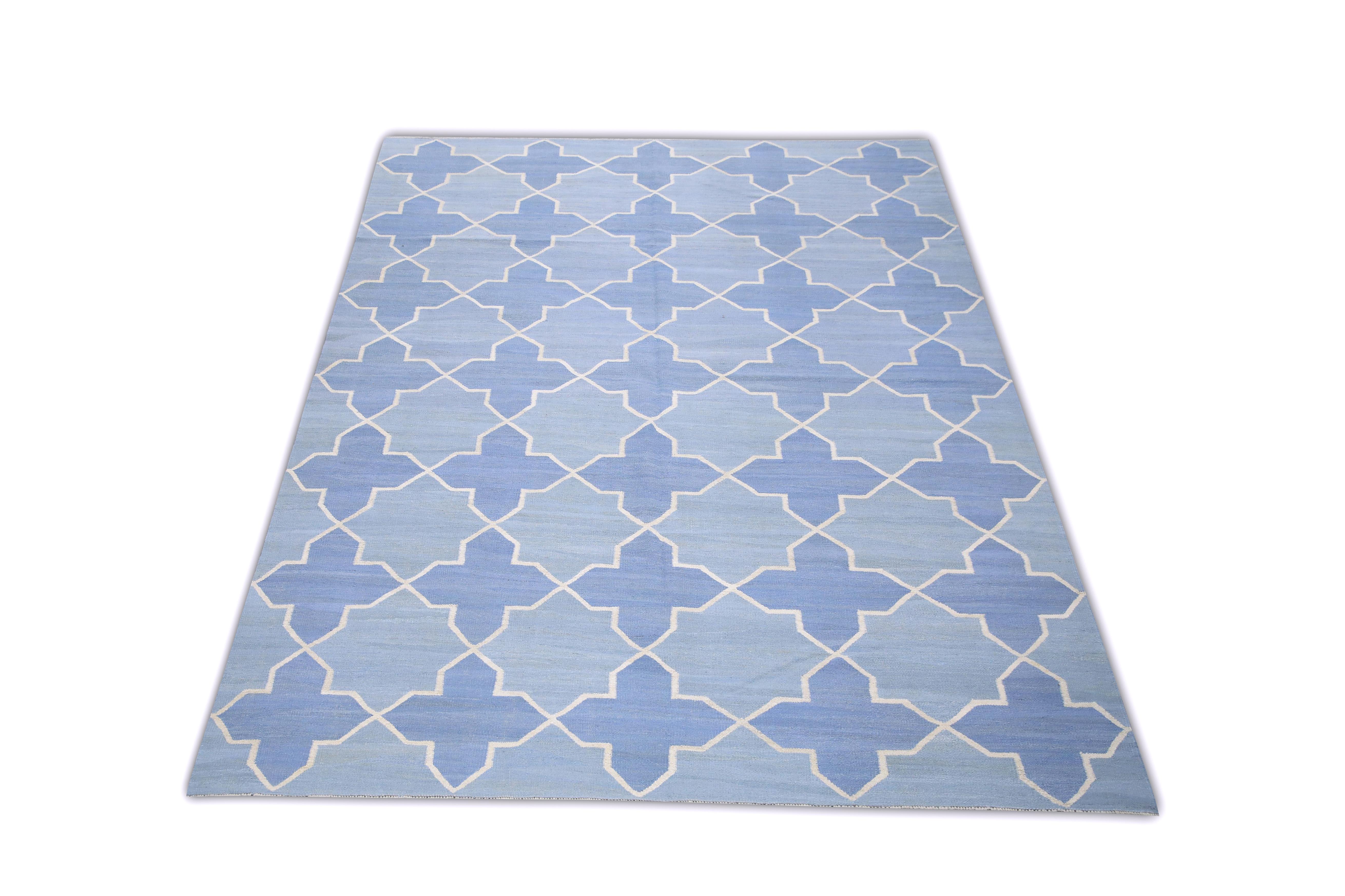 Questo squisito tappeto kilim turco a trama piatta è uno straordinario capolavoro di artigianato tradizionale. Ogni tappeto è meticolosamente tessuto a mano da abili artigiani che utilizzano tecniche secolari tramandate da generazioni. L'intricato