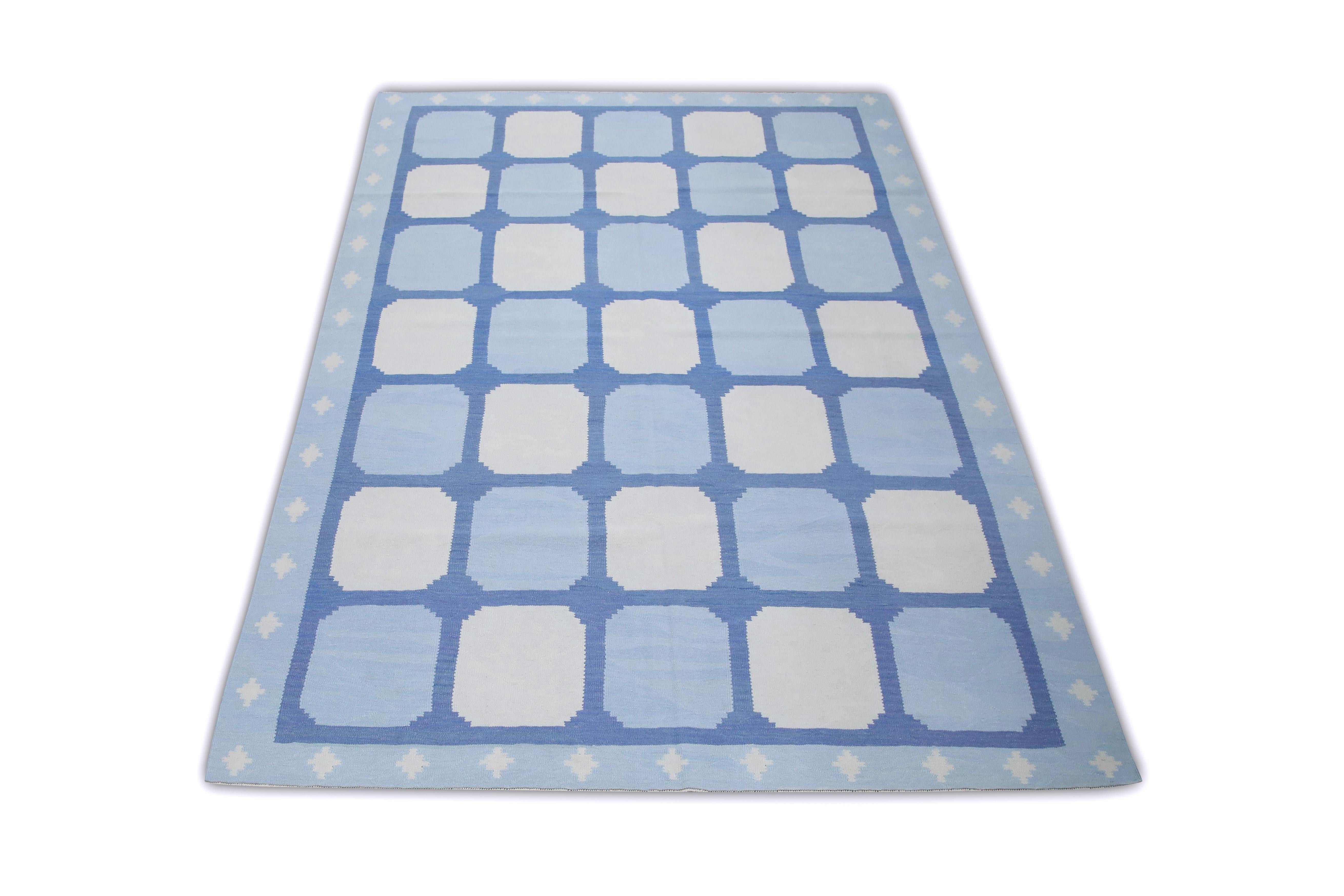 Questo squisito tappeto kilim turco a trama piatta è uno straordinario capolavoro di artigianato tradizionale. Ogni tappeto è meticolosamente tessuto a mano da abili artigiani che utilizzano tecniche secolari tramandate da generazioni. L'intricato