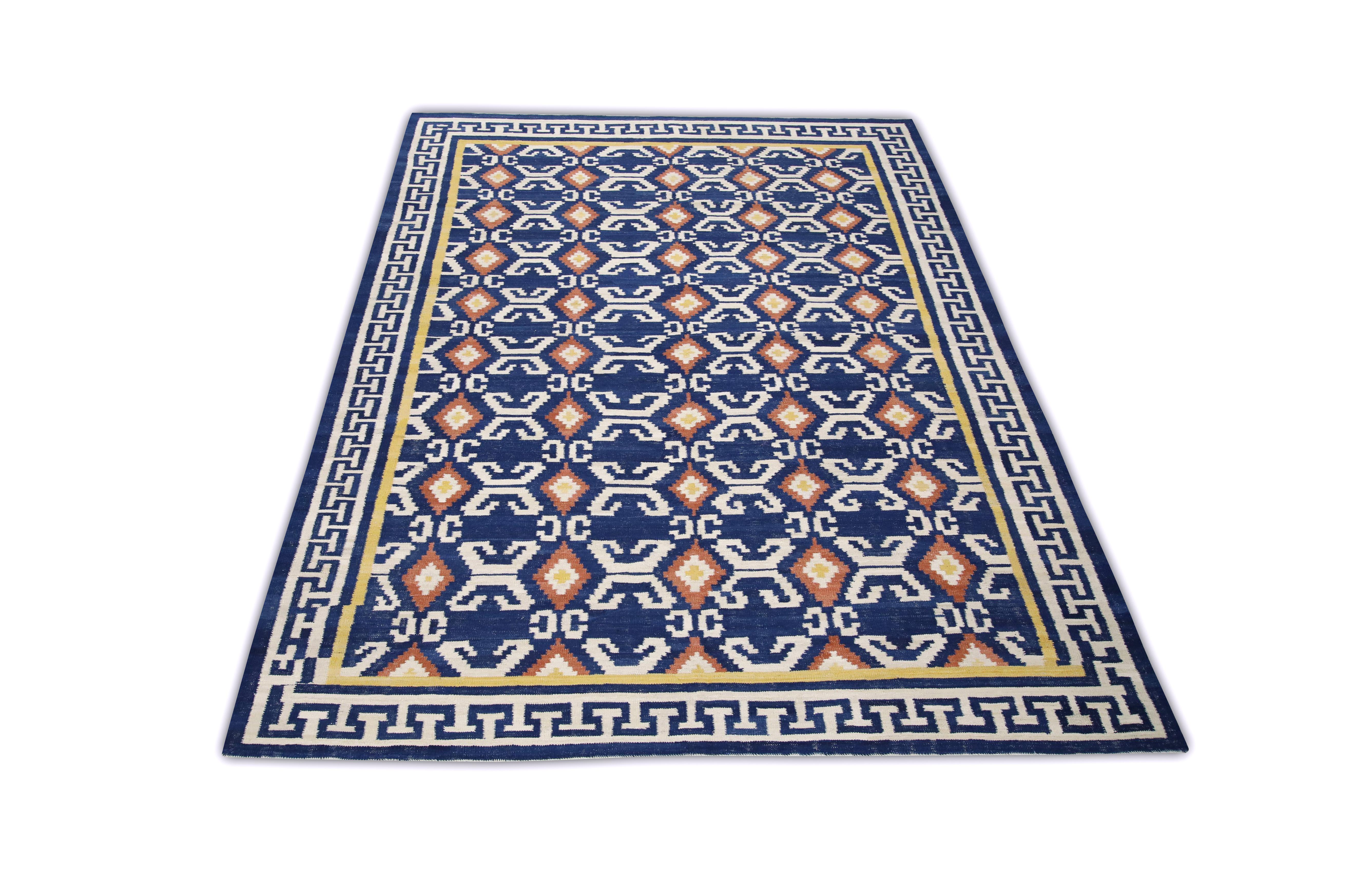 Dieser exquisite türkische Flachgewebe-Kelimteppich ist ein atemberaubendes Meisterwerk traditioneller Handwerkskunst. Jeder Teppich wird in sorgfältiger Handarbeit von geschickten Kunsthandwerkern mit jahrhundertealten Techniken gewebt, die über