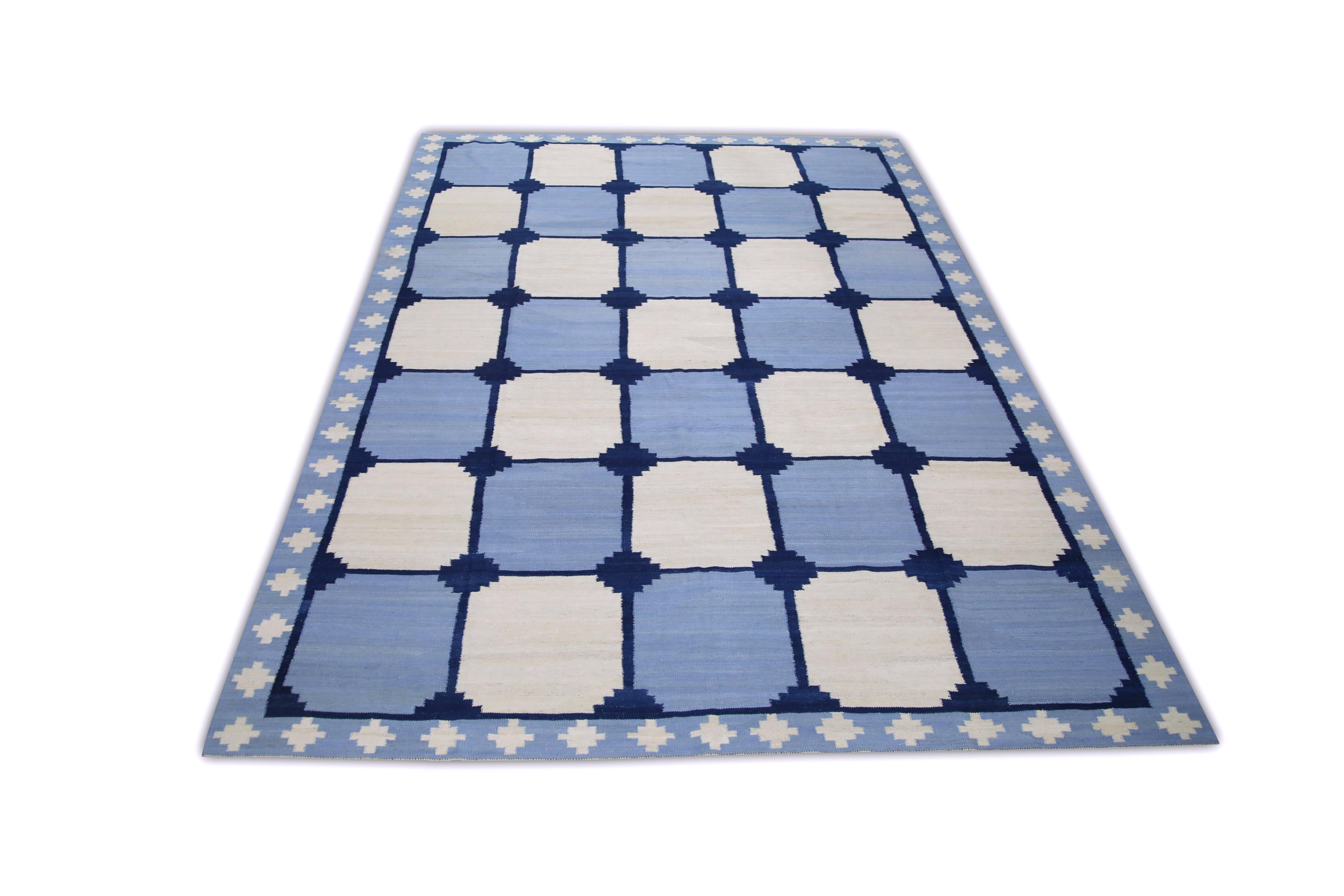 Questo squisito tappeto kilim turco a trama piatta è uno straordinario capolavoro di artigianato tradizionale. Ogni tappeto è meticolosamente tessuto a mano da abili artigiani che utilizzano tecniche secolari tramandate da generazioni. L'intricato