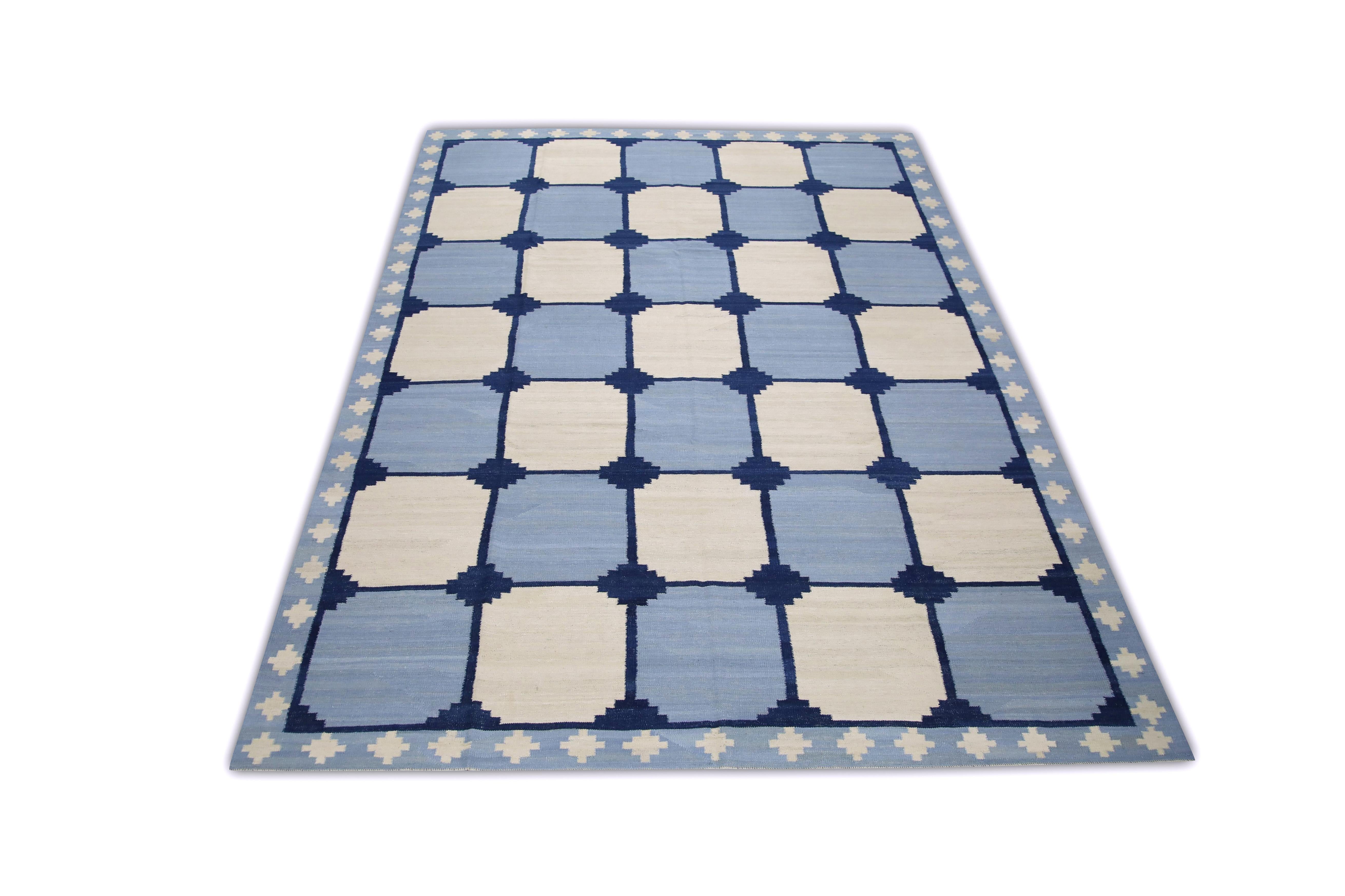 Questo squisito tappeto kilim turco a trama piatta è uno straordinario capolavoro di artigianato tradizionale. Ogni tappeto è meticolosamente tessuto a mano da abili artigiani che utilizzano tecniche secolari tramandate da generazioni. L'intricato