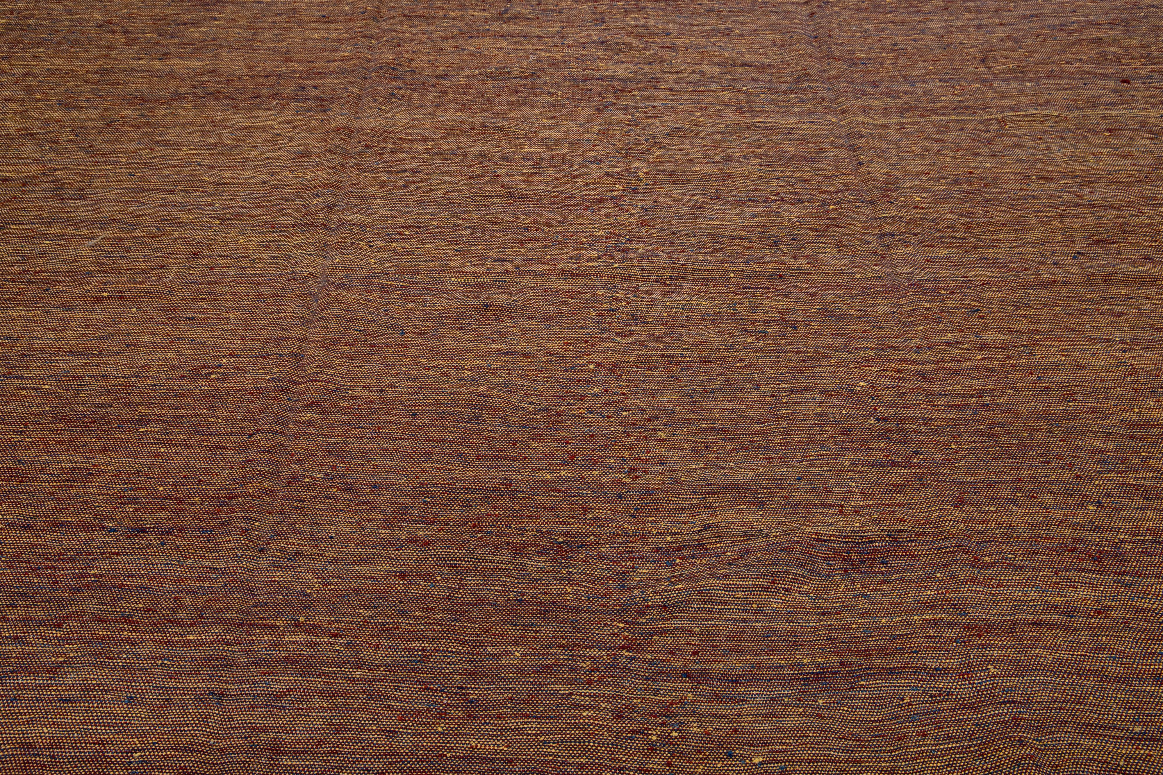 Esta alfombra kilim turca contemporánea presenta un rico tono marrón como color principal, complementado por un intrincado y vibrante diseño punteado que se extiende por toda su superficie, creando una estética visualmente impactante.

Esta