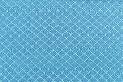Tapis moderne « Facet » en viscose bleue, à motif de losanges, tissage plat et format surdimensionné