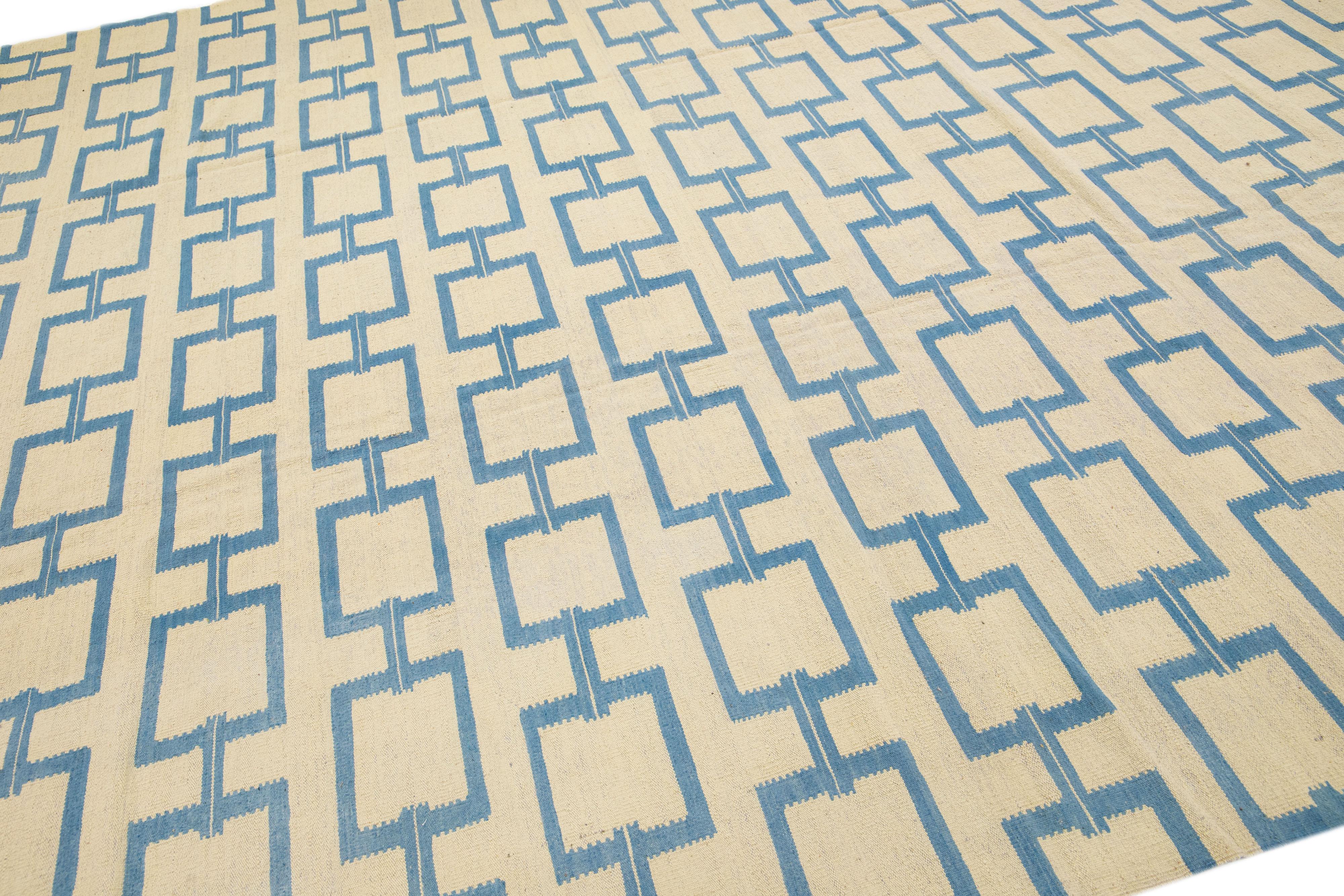 Flatweave Modern Turkish Beige Kilim Wool Rug with Geometric Design In New Condition For Sale In Norwalk, CT