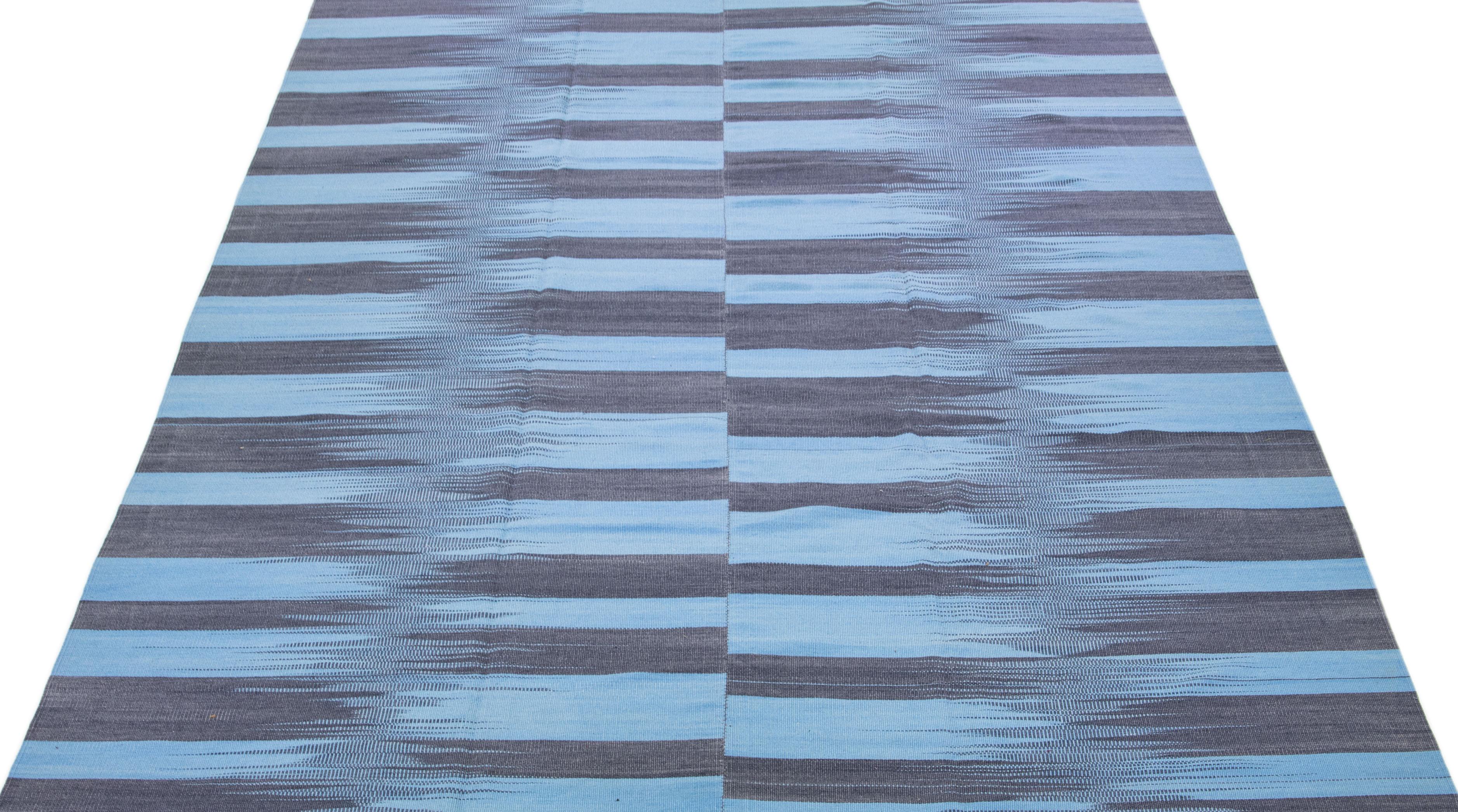 Schöner zeitgenössischer flachgewebter Kilim-Wollteppich mit hellblauem Farbfeld. Dieser türkische Teppich zeigt ein wunderschönes abstraktes Muster in Grau. 

Dieser Teppich misst: 9'10