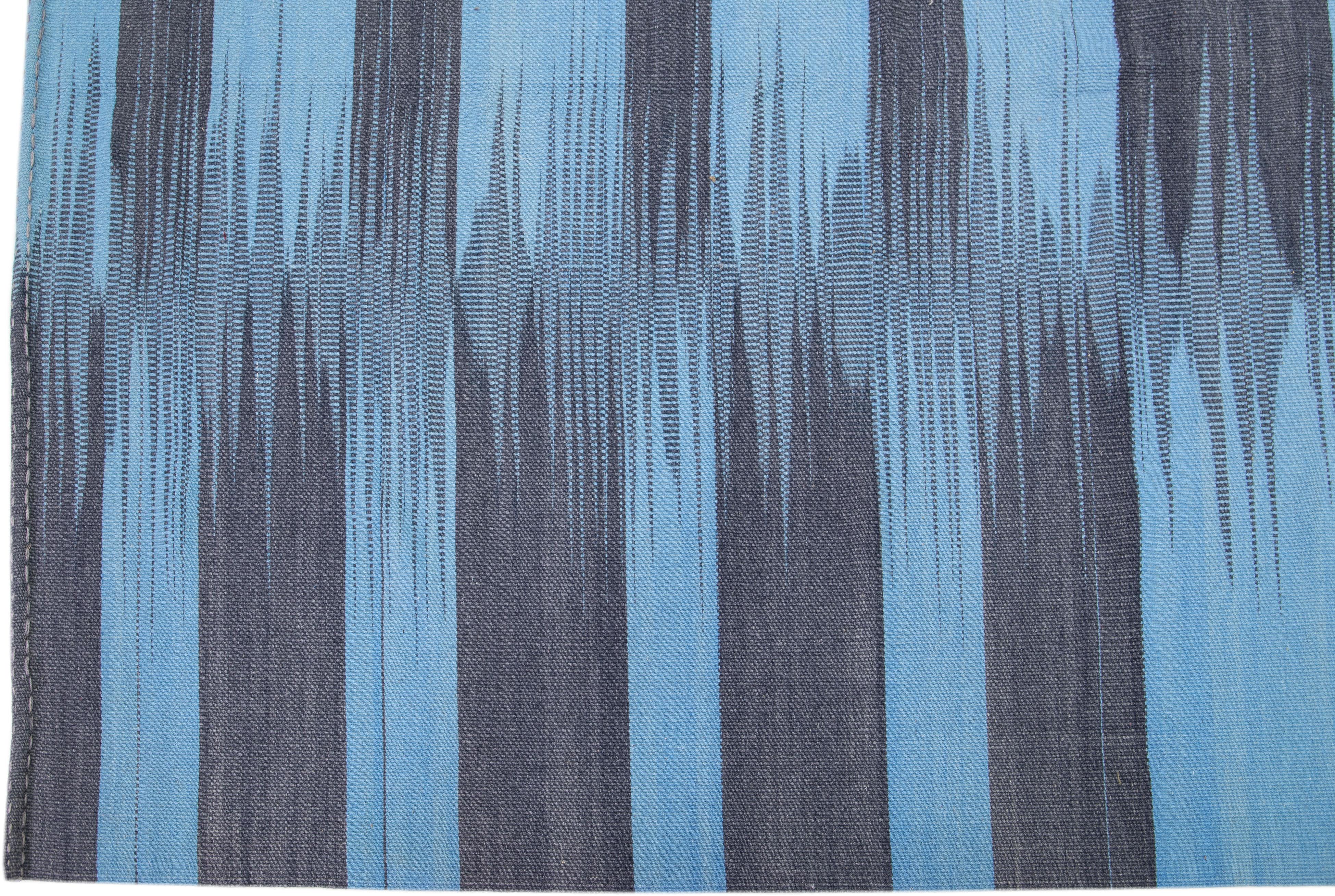 Moderner türkischer Flachgewebe-Teppich aus Kelim-Wolle mit abstraktem Motiv in Blau (Türkisch) im Angebot