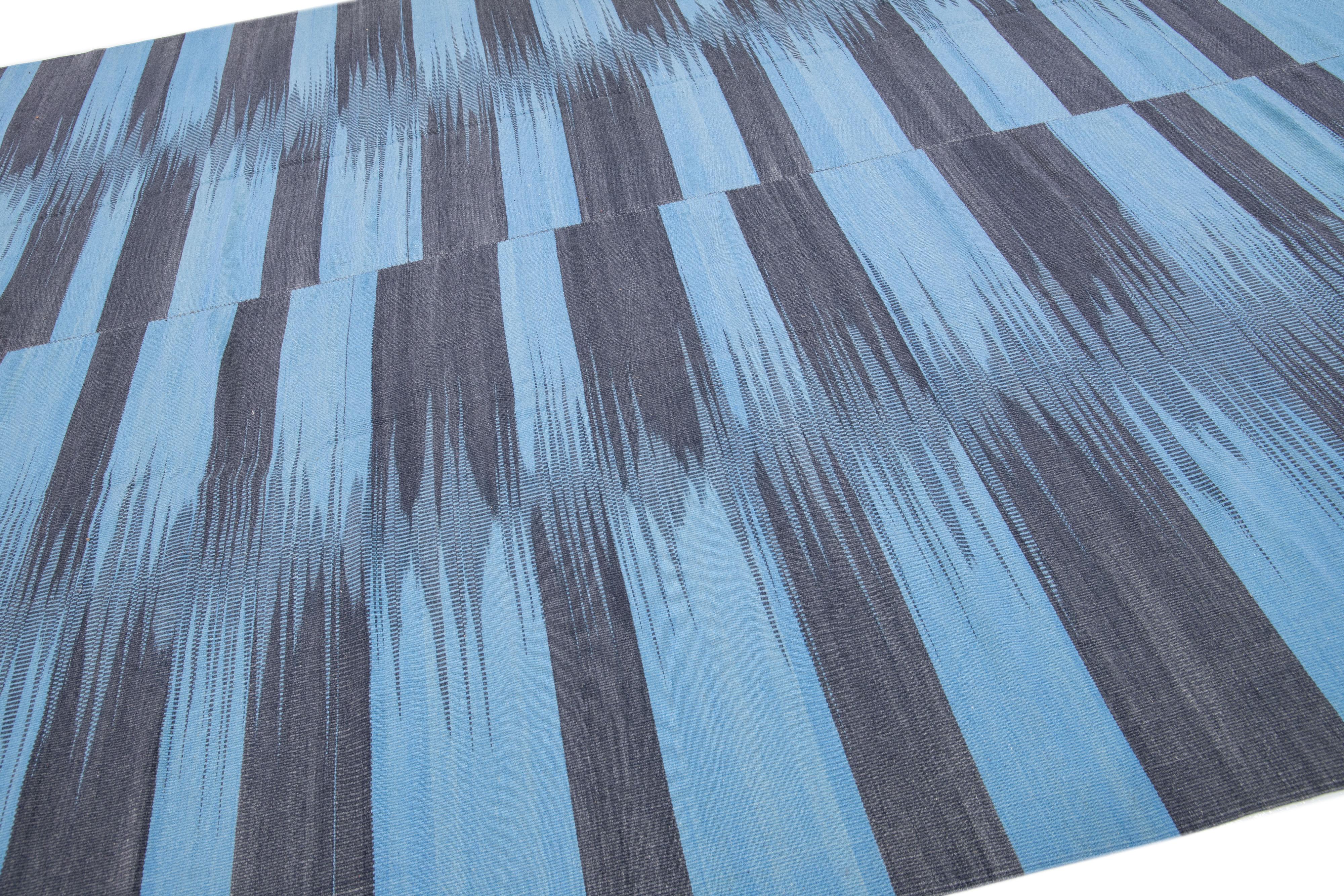 Moderner türkischer Flachgewebe-Teppich aus Kelim-Wolle mit abstraktem Motiv in Blau (Handgeknüpft) im Angebot