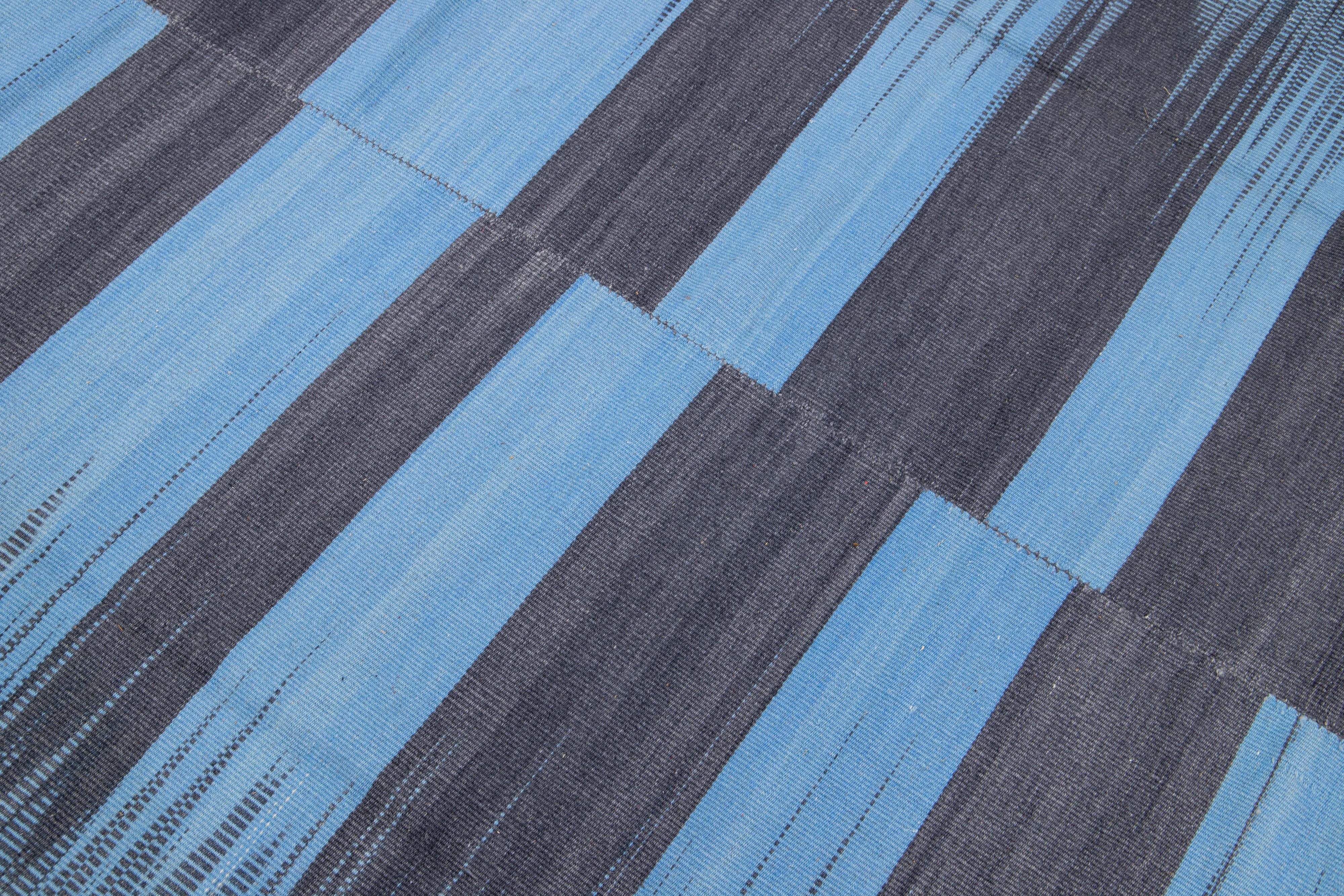 Moderner türkischer Flachgewebe-Teppich aus Kelim-Wolle mit abstraktem Motiv in Blau (21. Jahrhundert und zeitgenössisch) im Angebot