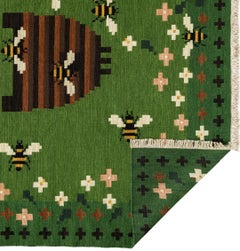 Flachgewebeteppich - Busy Bees  in Gras, von Jessica Helgerson