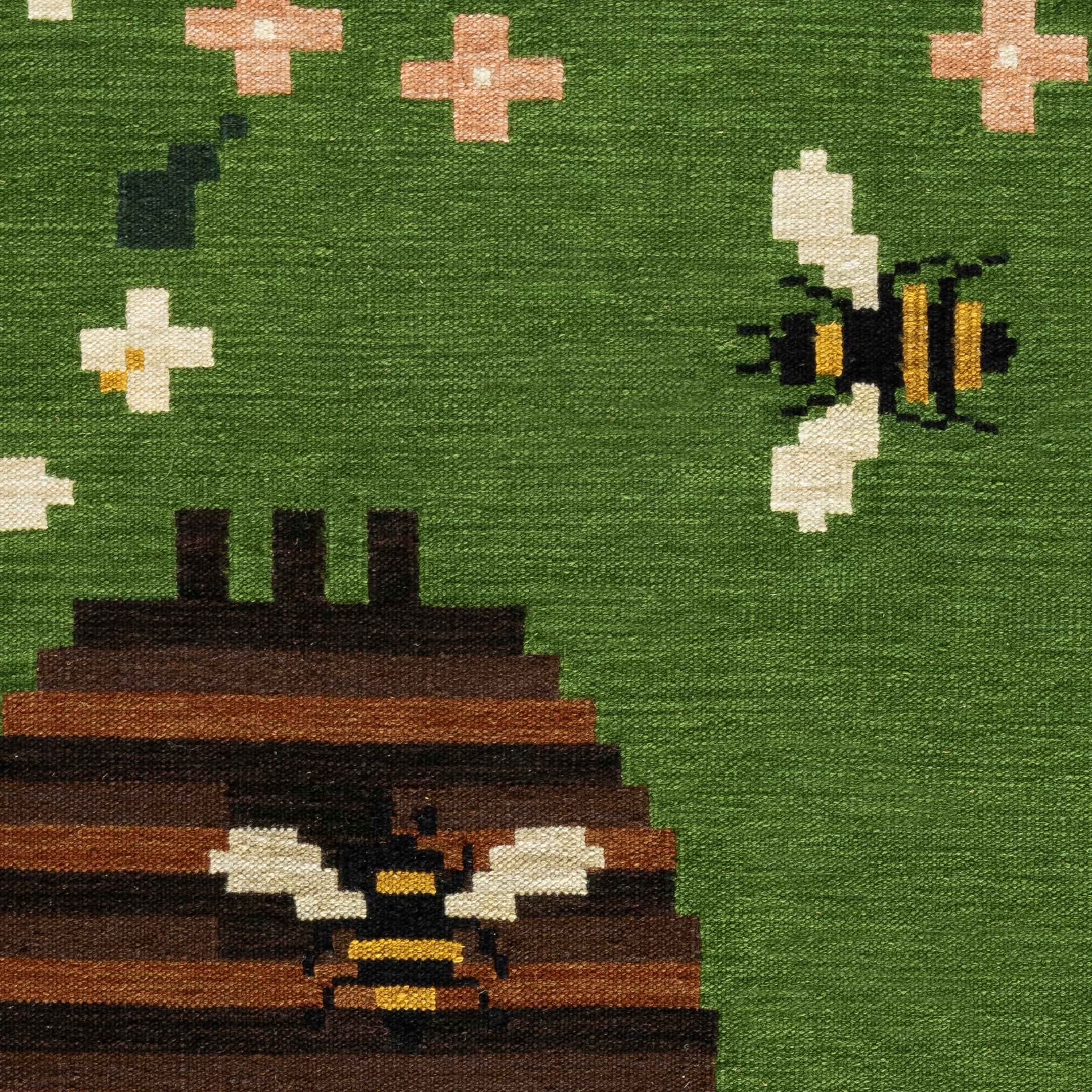 Scandinave moderne Tapis tissé - Busy Bees  dans Herbe, par Jessica Helgerson en vente