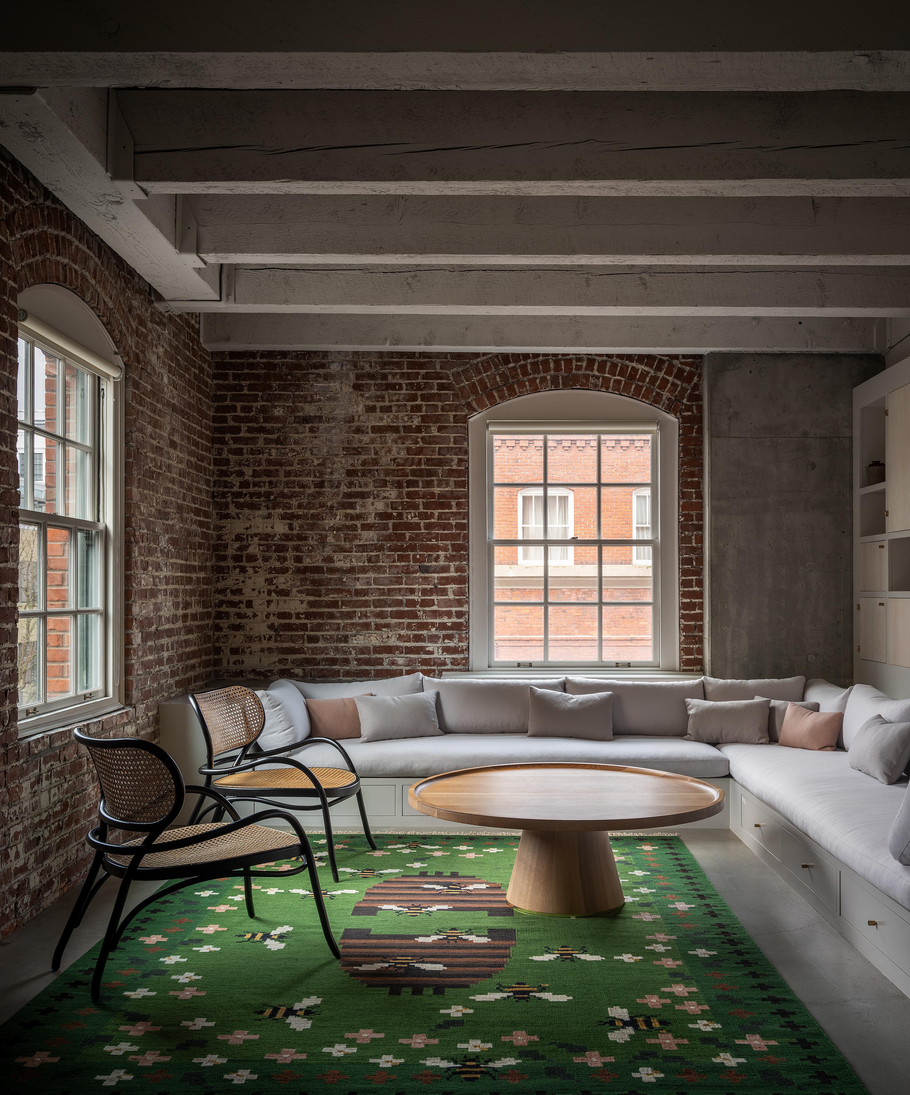 Népalais Tapis tissé - Busy Bees  dans Herbe, par Jessica Helgerson en vente