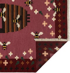 Flachgewebeteppich - Busy Bees  in Pflaume, von Jessica Helgerson