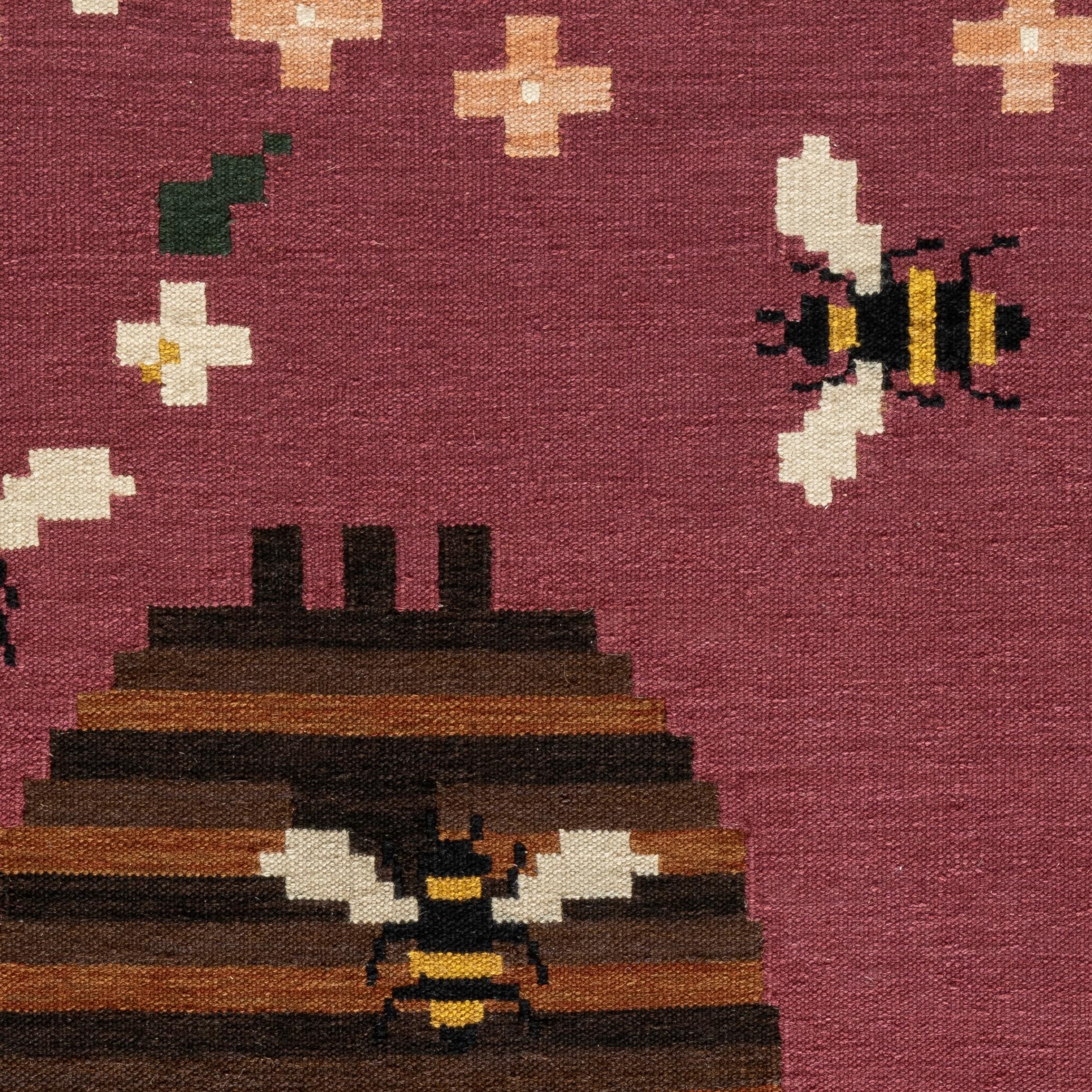 Scandinavo moderno Tappeti a tessitura piatta - Busy Bees  in Plum, di Jessica Helgerson in vendita
