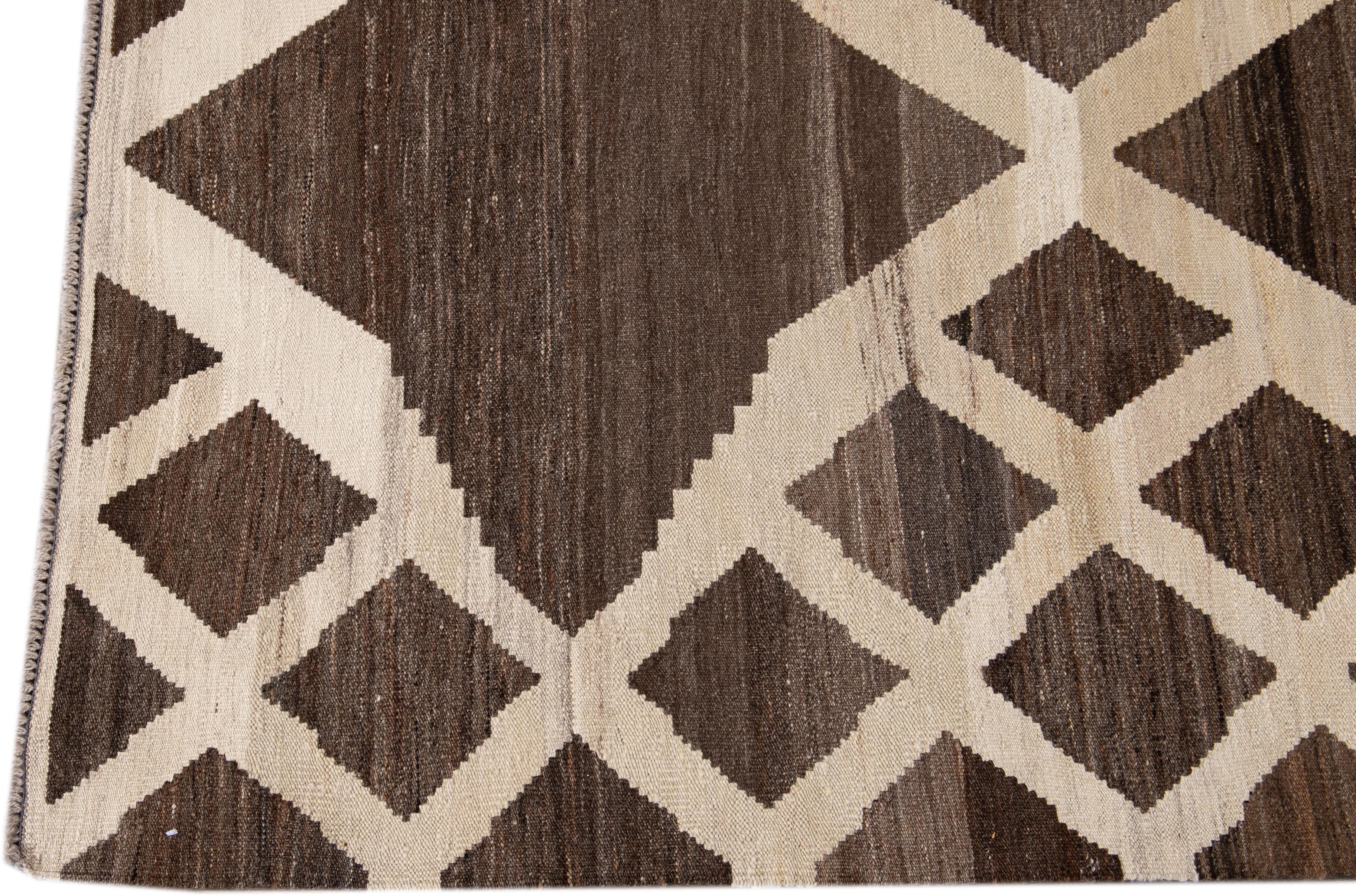 Türkischer Flachgewebe-Kelim-Wollteppich in Braun mit geometrischem Motiv (Handgeknüpft) im Angebot