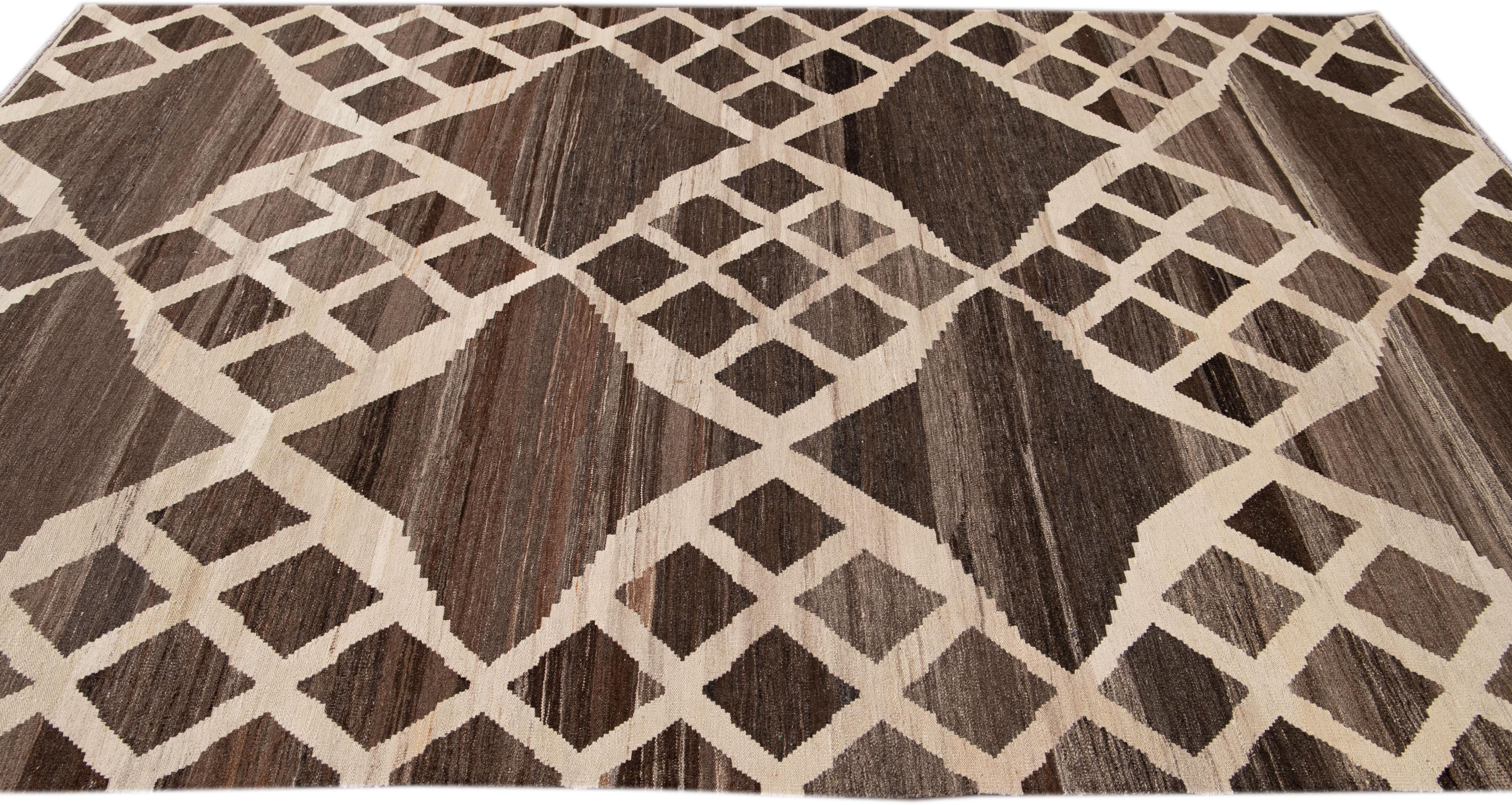 Türkischer Flachgewebe-Kelim-Wollteppich in Braun mit geometrischem Motiv im Zustand „Neu“ im Angebot in Norwalk, CT