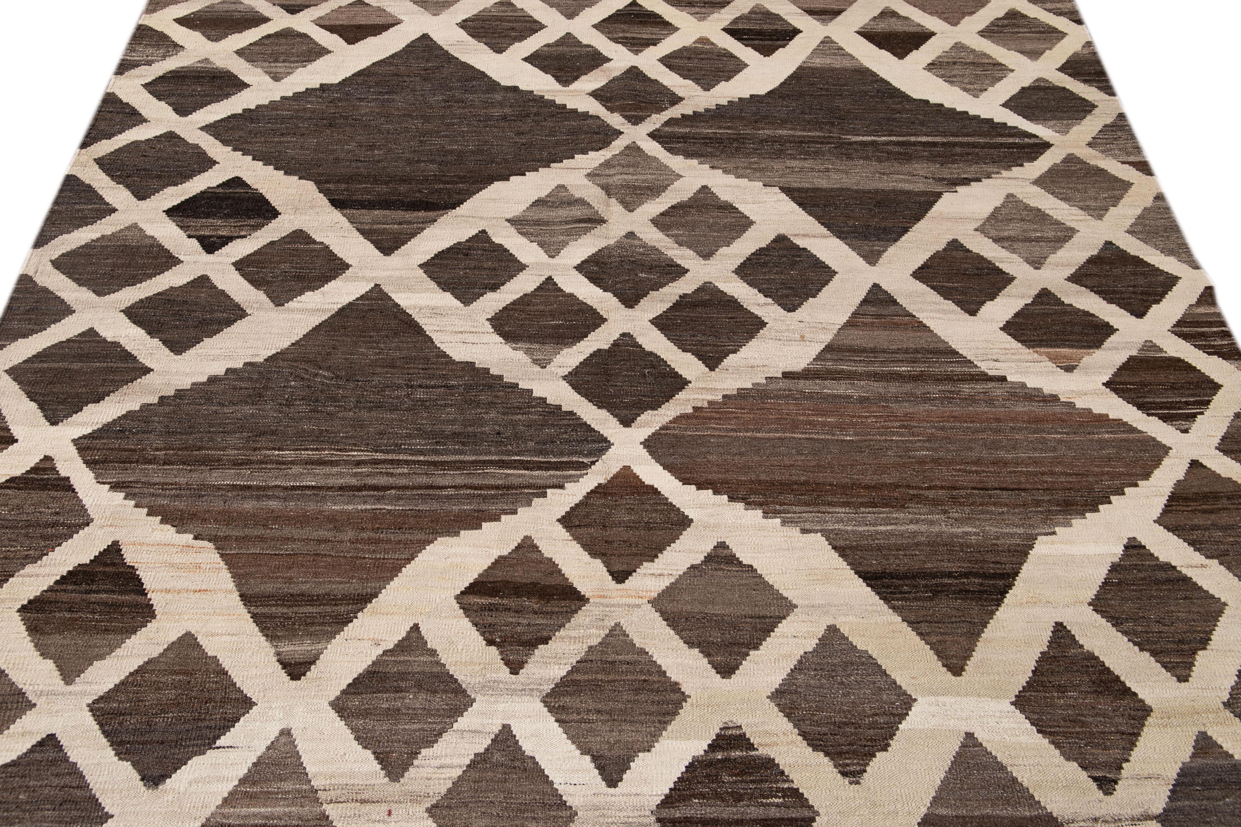 Türkischer Flachgewebe-Kelim-Wollteppich in Braun mit geometrischem Motiv (21. Jahrhundert und zeitgenössisch) im Angebot