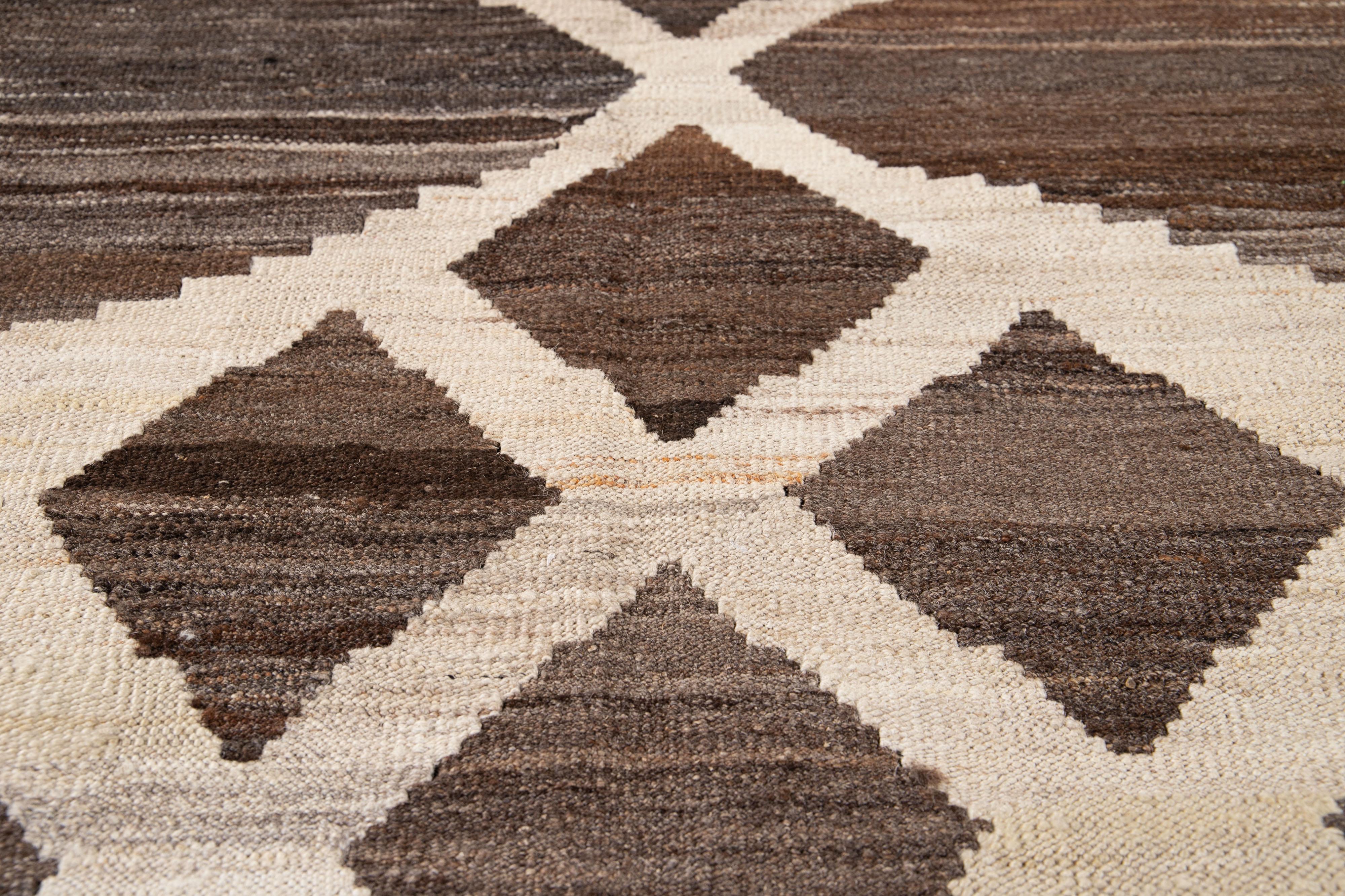Türkischer Flachgewebe-Kelim-Wollteppich in Braun mit geometrischem Motiv (Wolle) im Angebot