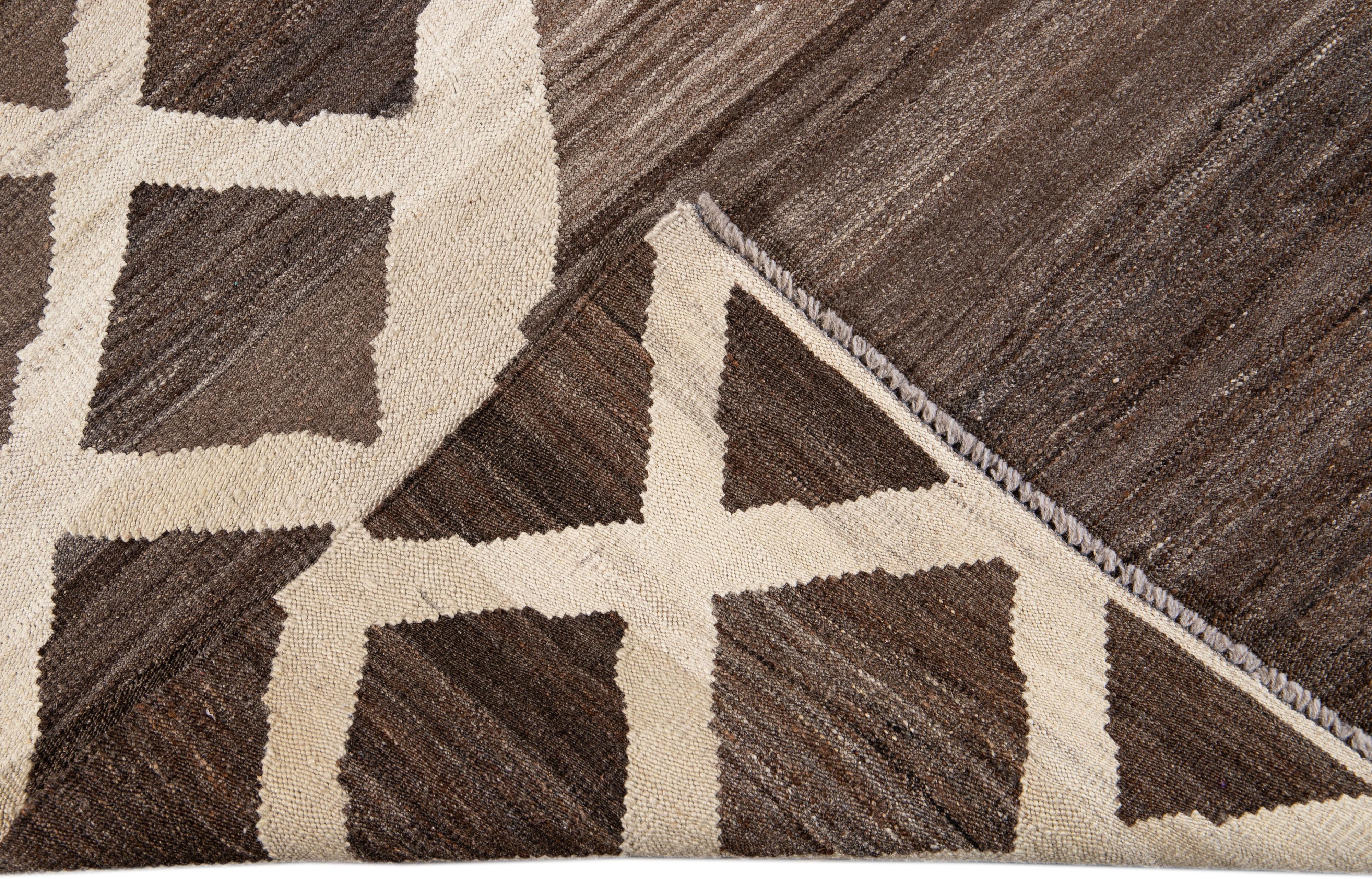 Türkischer Flachgewebe-Kelim-Wollteppich in Braun mit geometrischem Motiv im Angebot 1