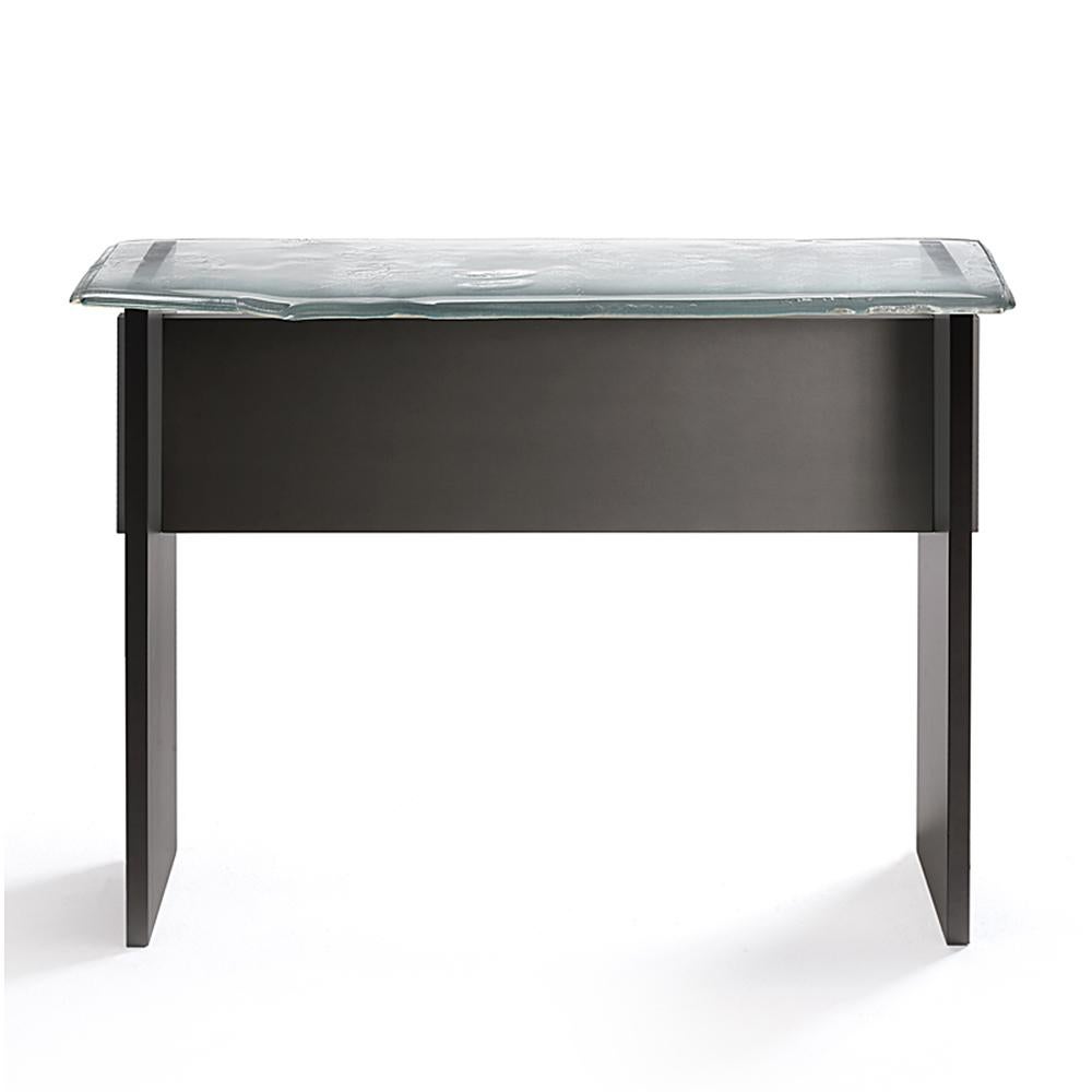 Console Table Flavia with base structure in 
multilayer solid wood in matte black lacquered finish. 
With two layers mirrored baked glass top with irregular
uneven borders.
