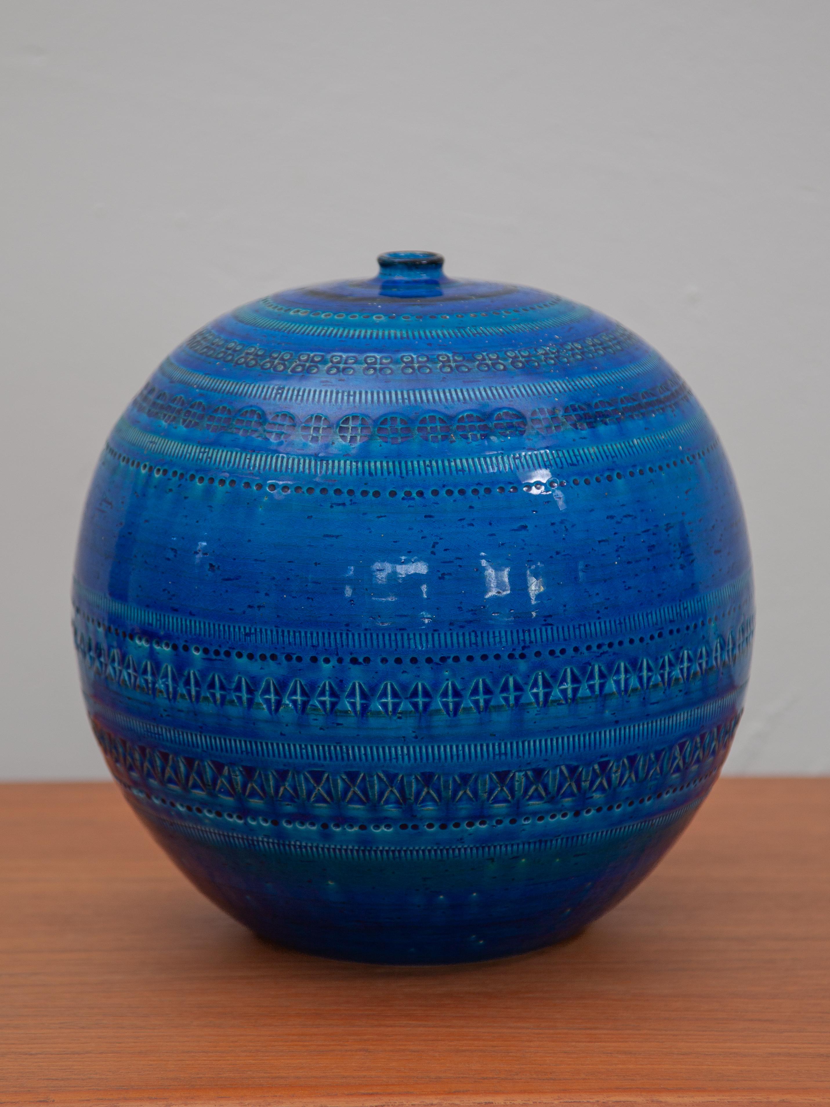 Grande vaso in ceramica blu Rimini per Bitossi. Questo magnifico vaso di grandi dimensioni è stato disegnato da Aldo Londi in Italia negli anni Sessanta.  Questo fantastico pezzo è smaltato a mano in blu, verde e turchese con un disegno geometrico