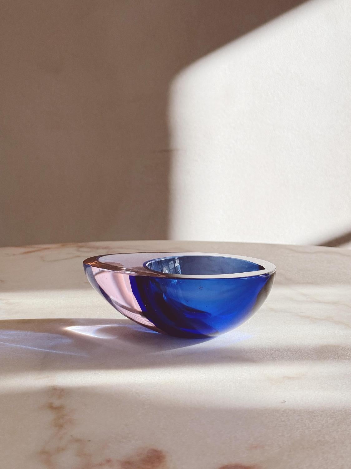 Italiano Ciotola ovale in vetro di Murano di Flavio Poli del 1960 in viola e blu in vendita