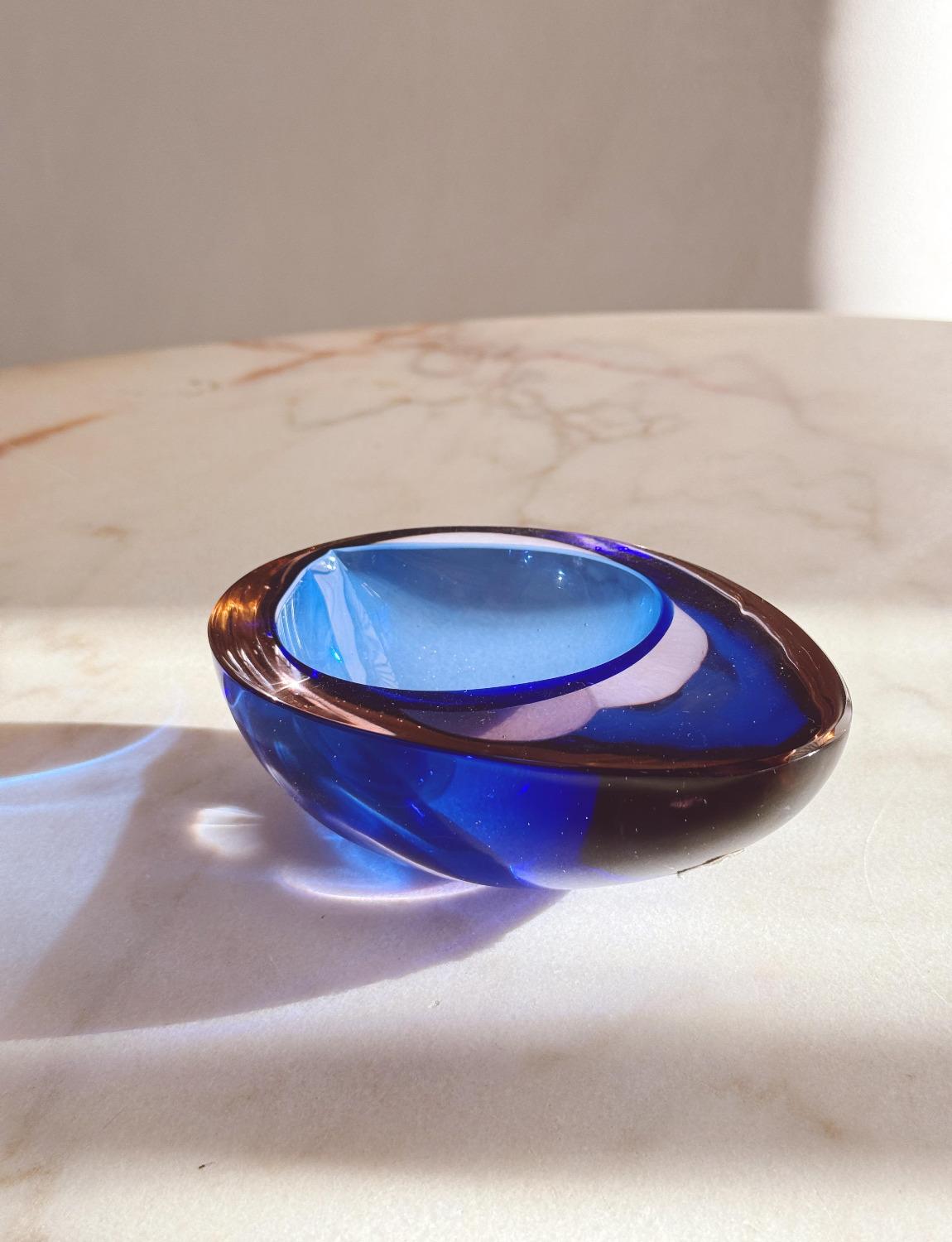 Ciotola ovale in vetro di Murano di Flavio Poli del 1960 in viola e blu In condizioni buone in vendita a Florence, Tuscany