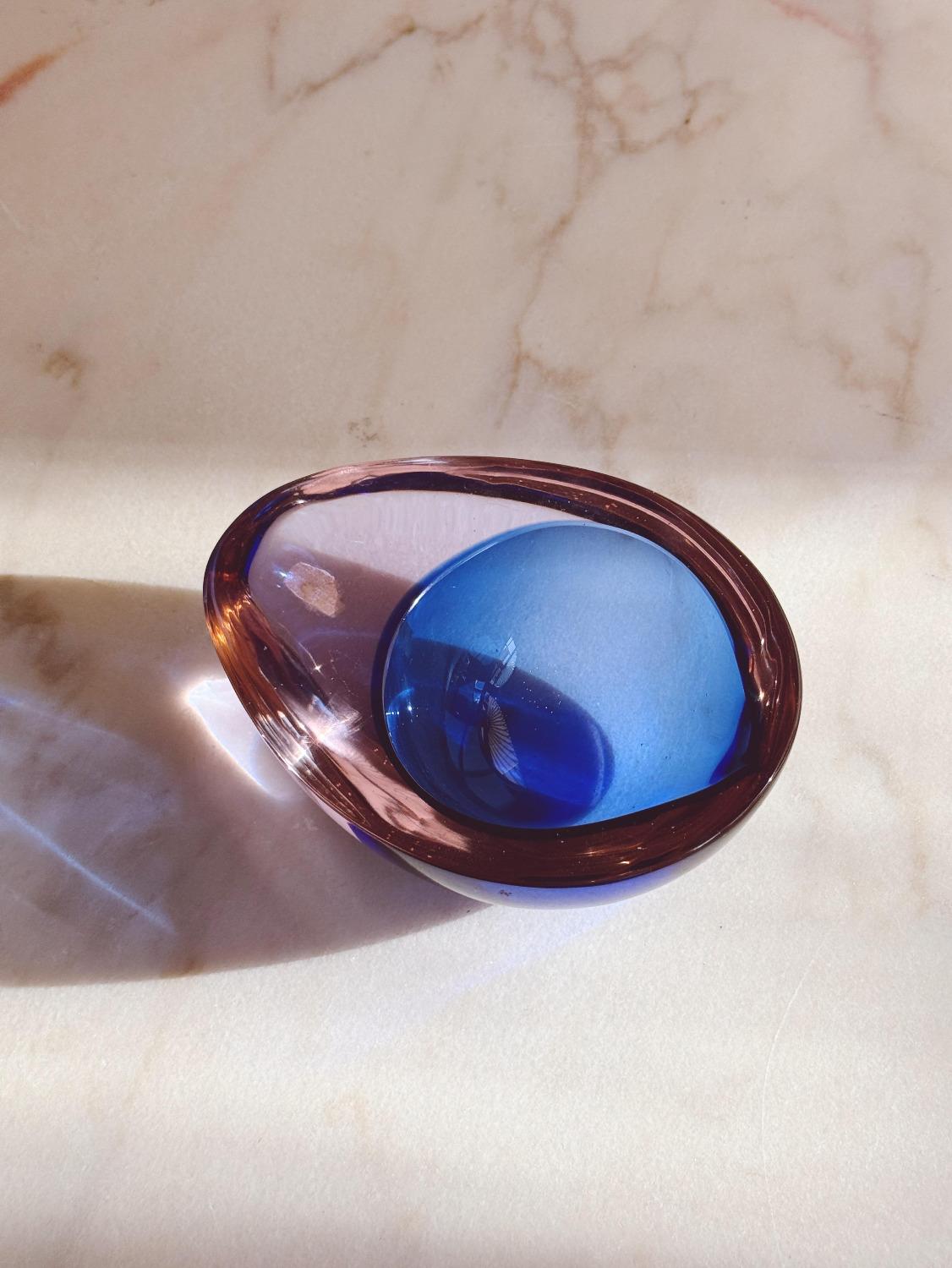 Vetro Ciotola ovale in vetro di Murano di Flavio Poli del 1960 in viola e blu in vendita