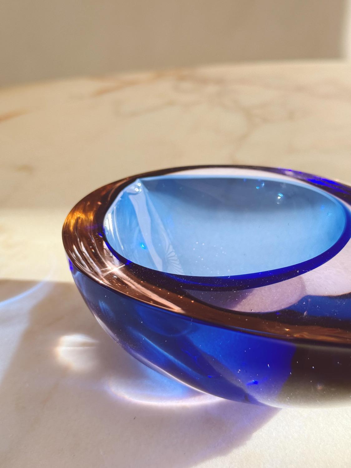 Ciotola ovale in vetro di Murano di Flavio Poli del 1960 in viola e blu in vendita 1