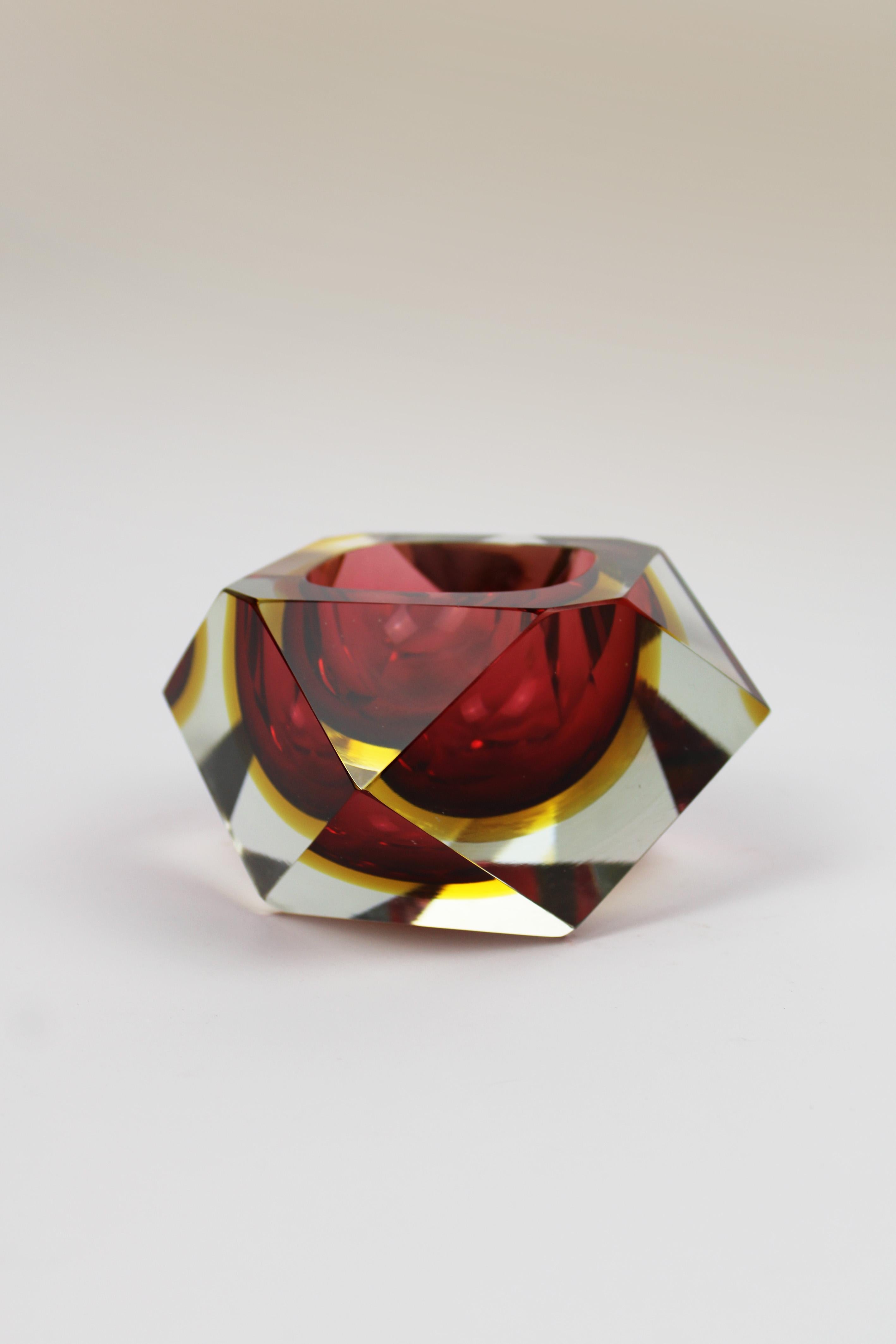Flavio Poli Cenicero Murano Glass Sommerso Amarillo Rojo Tazón de cristal facetado Italia Años 60 Moderno de mediados de siglo en venta