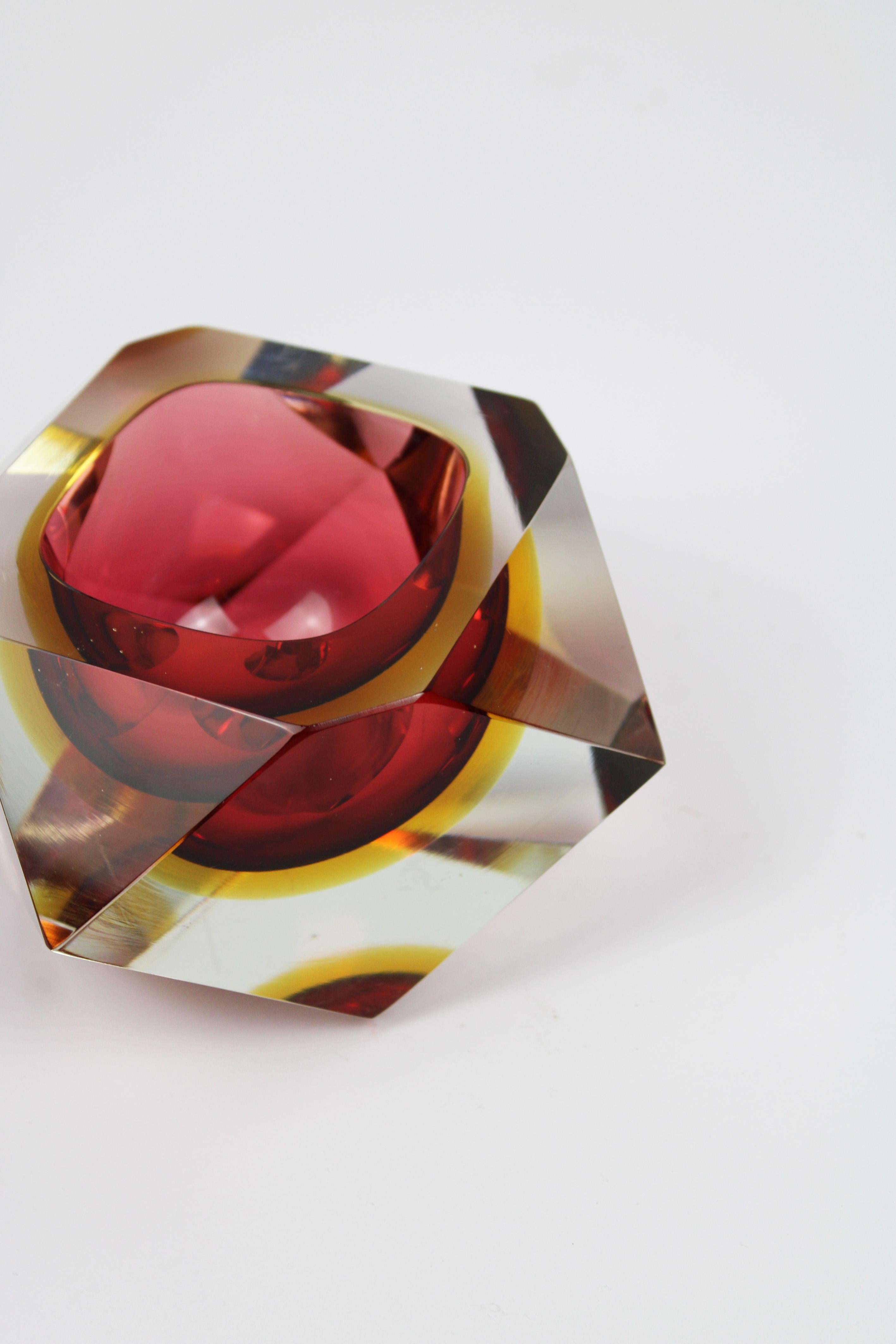 Flavio Poli Cenicero Murano Glass Sommerso Amarillo Rojo Tazón de cristal facetado Italia Años 60 Hecho a mano en venta
