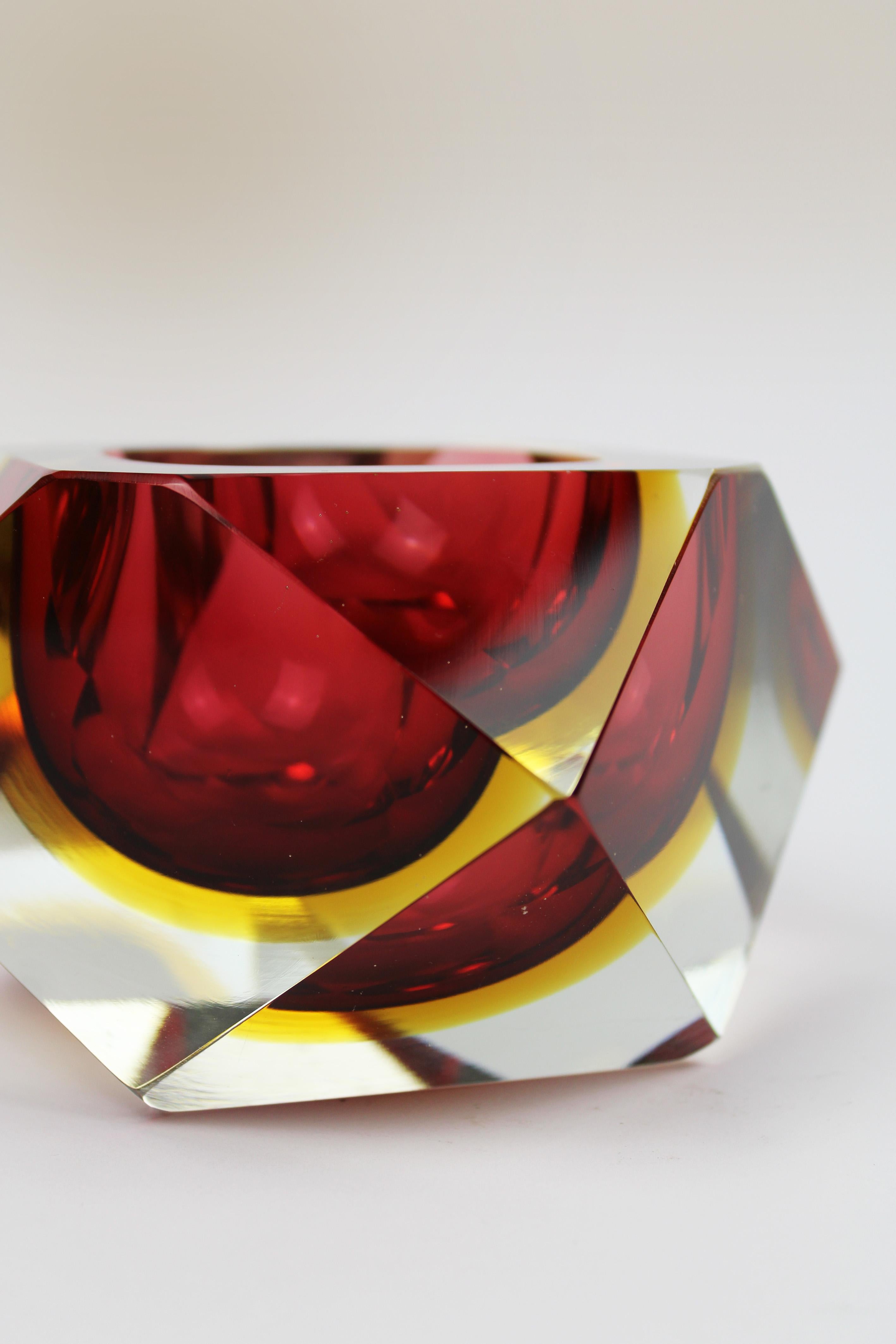Flavio Poli Cenicero Murano Glass Sommerso Amarillo Rojo Tazón de cristal facetado Italia Años 60 en Bueno estado para la venta en Antwerpen, BE