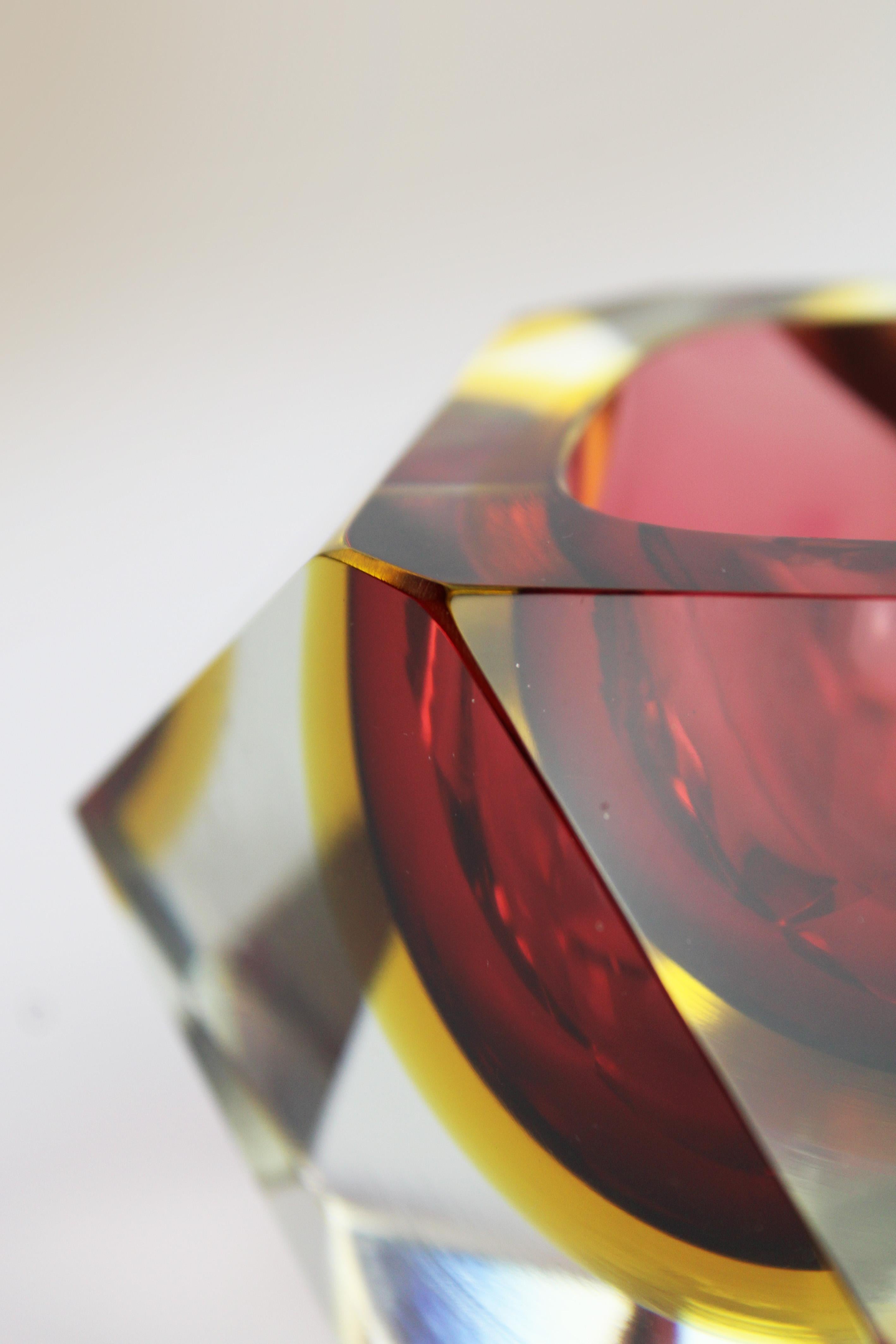 Flavio Poli Cenicero Murano Glass Sommerso Amarillo Rojo Tazón de cristal facetado Italia Años 60 mediados del siglo XX en venta